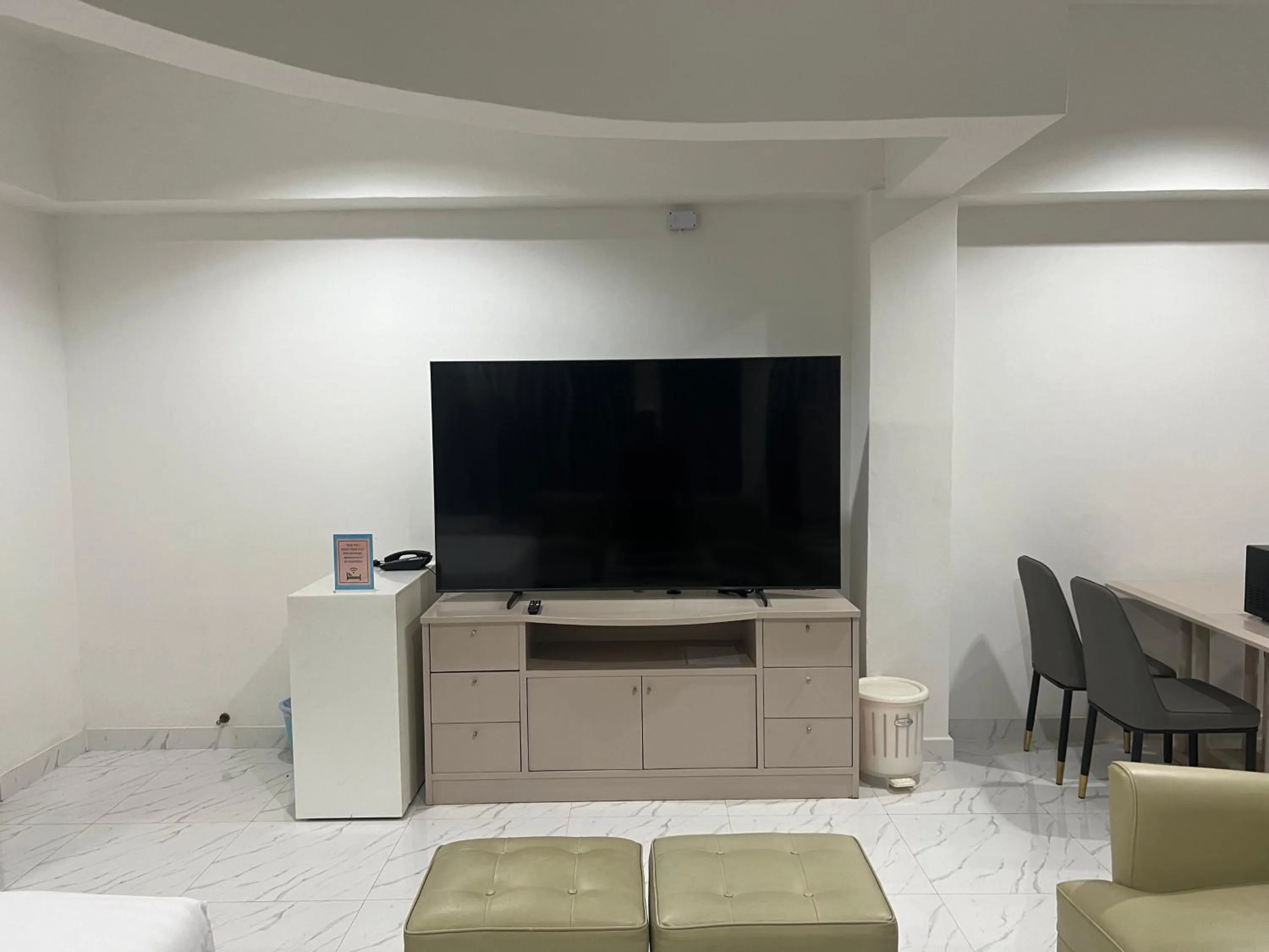 TV and multimedia in Mall Suites Hotel