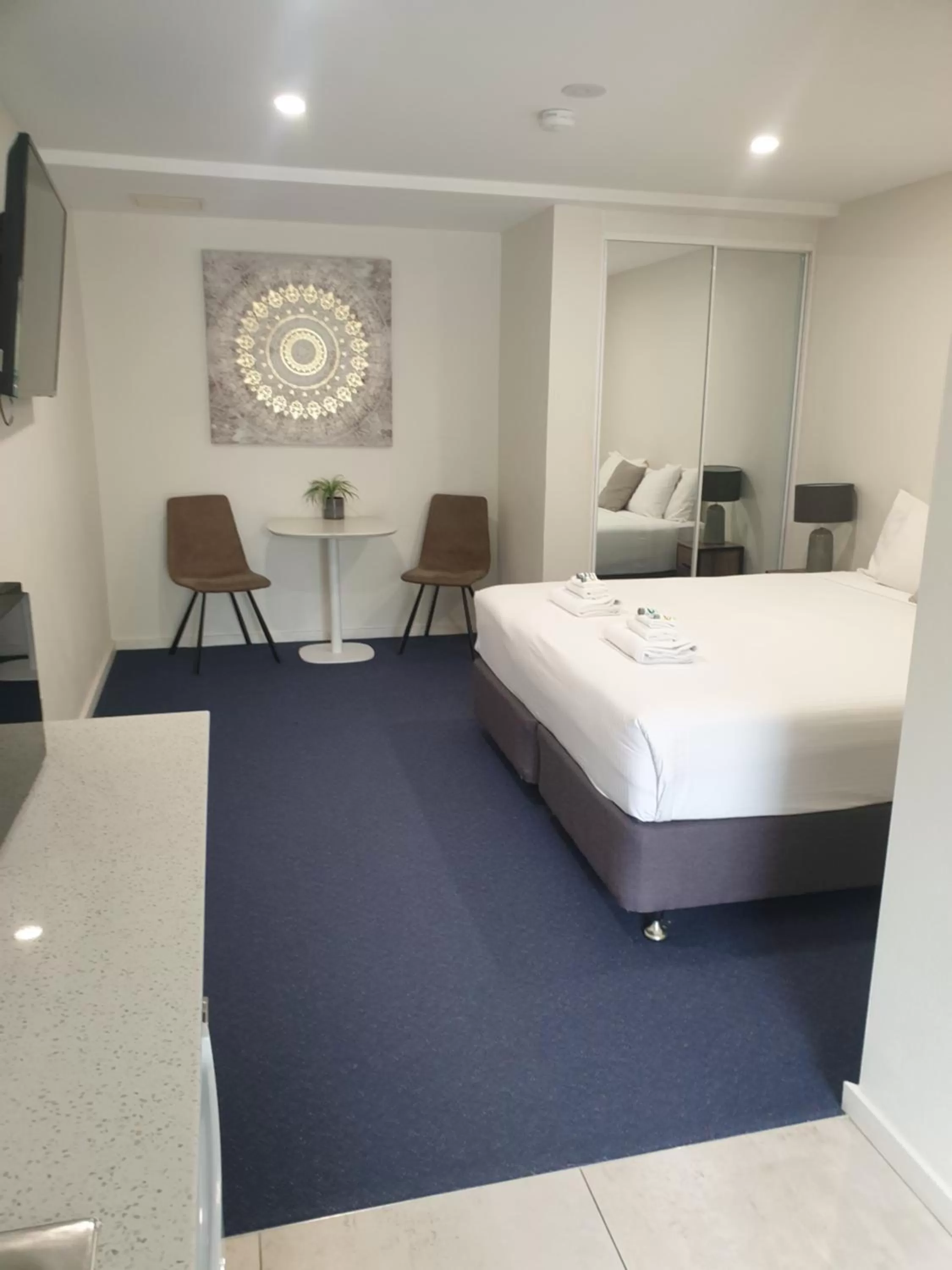 Photo of the whole room, Bed in Carlton Suites