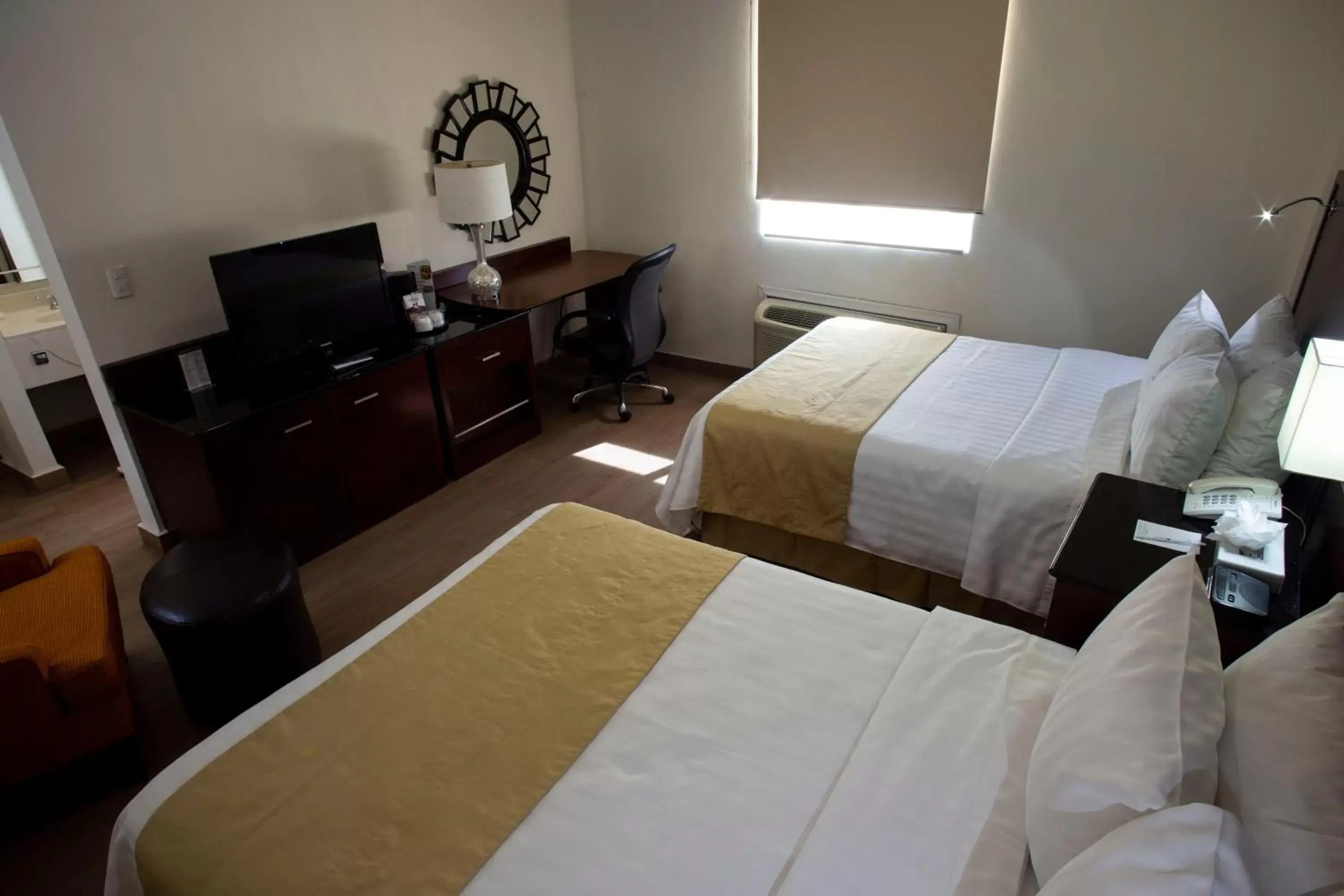 Communal lounge/ TV room, Bed in Best Western Centro Monterrey