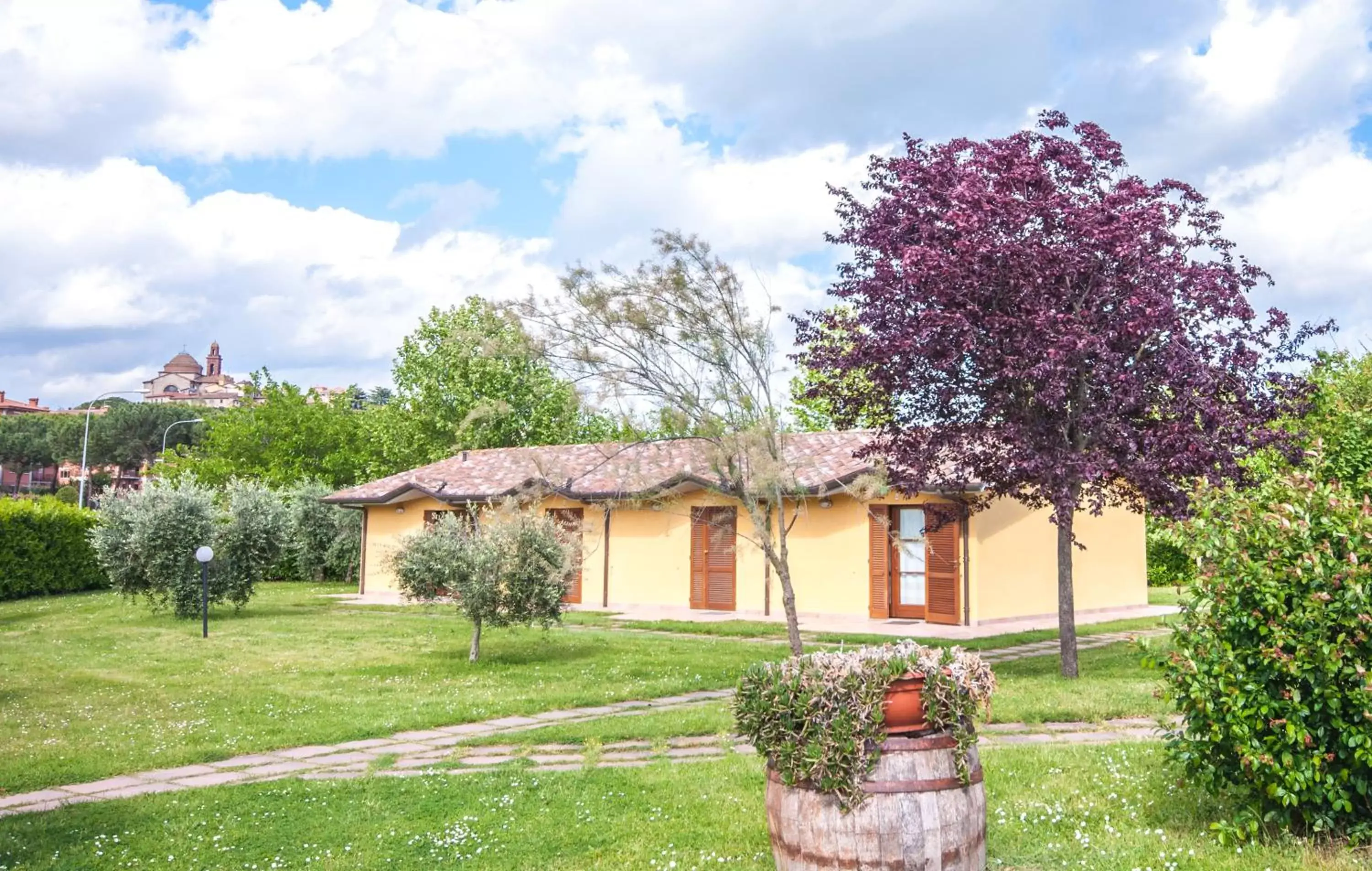 Property building, Garden in Le Macerine