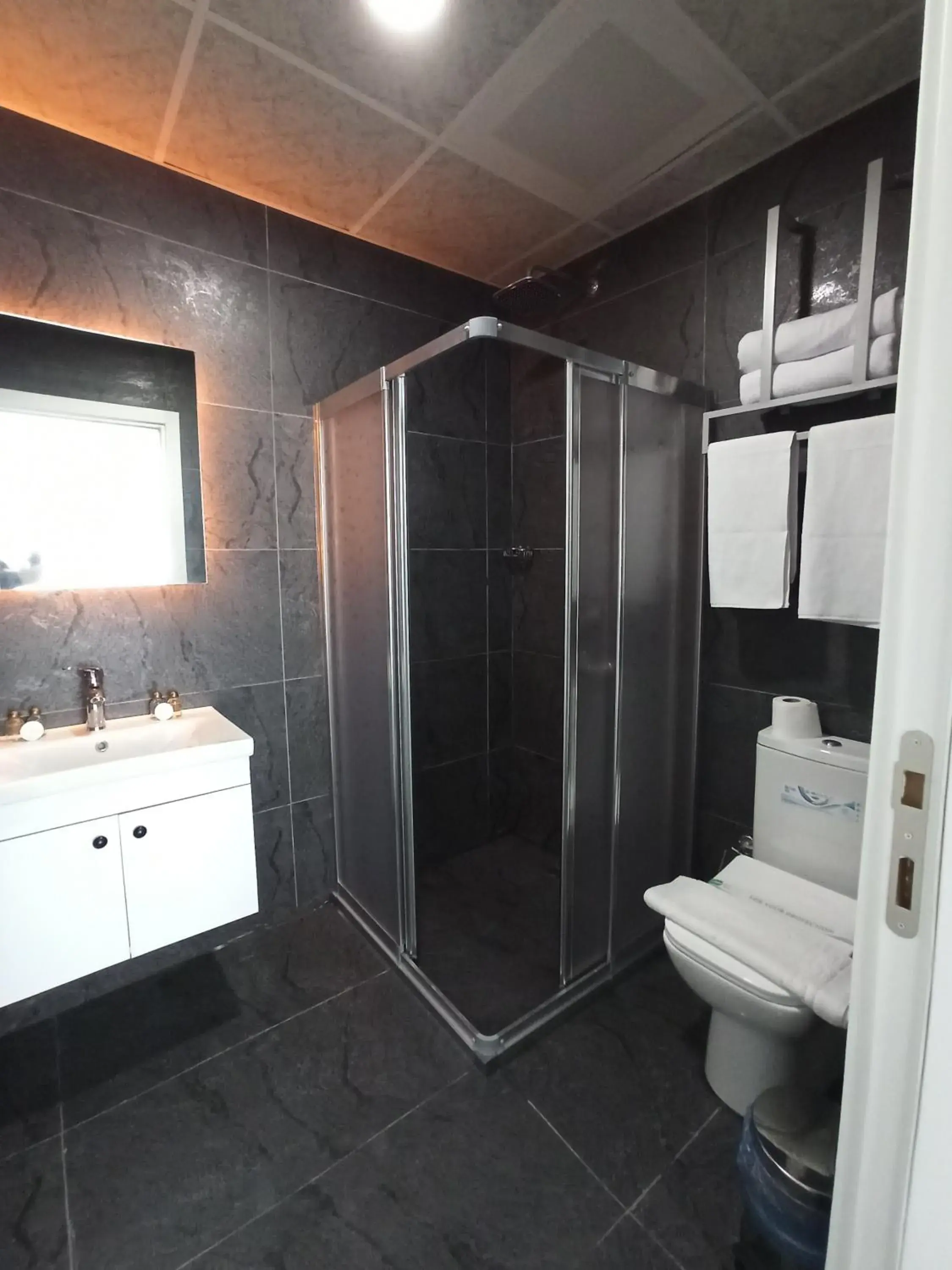 Bathroom in Skylon Airport Hotel