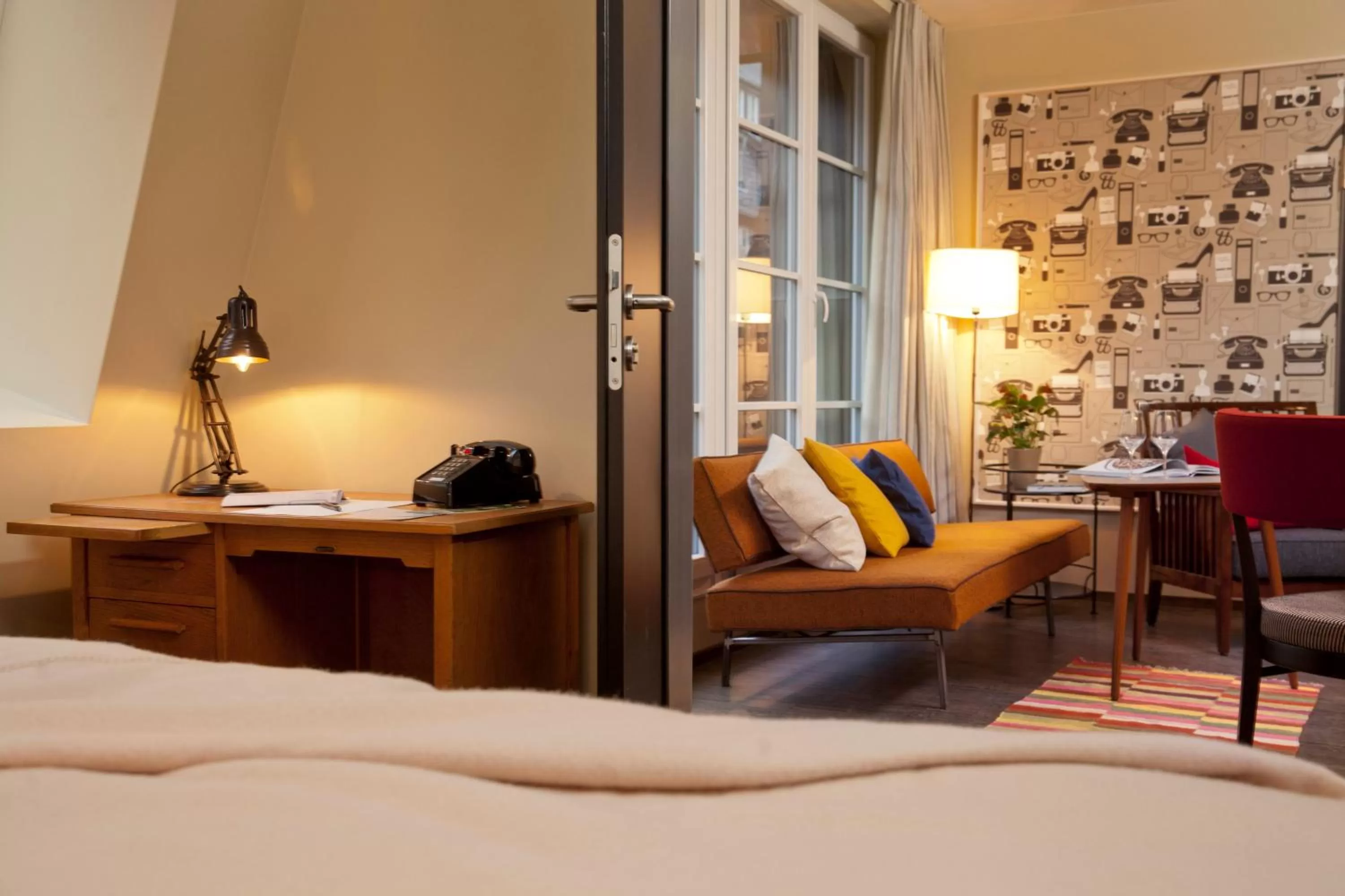 Seating area, Bed in Henri Hotel Hamburg Downtown