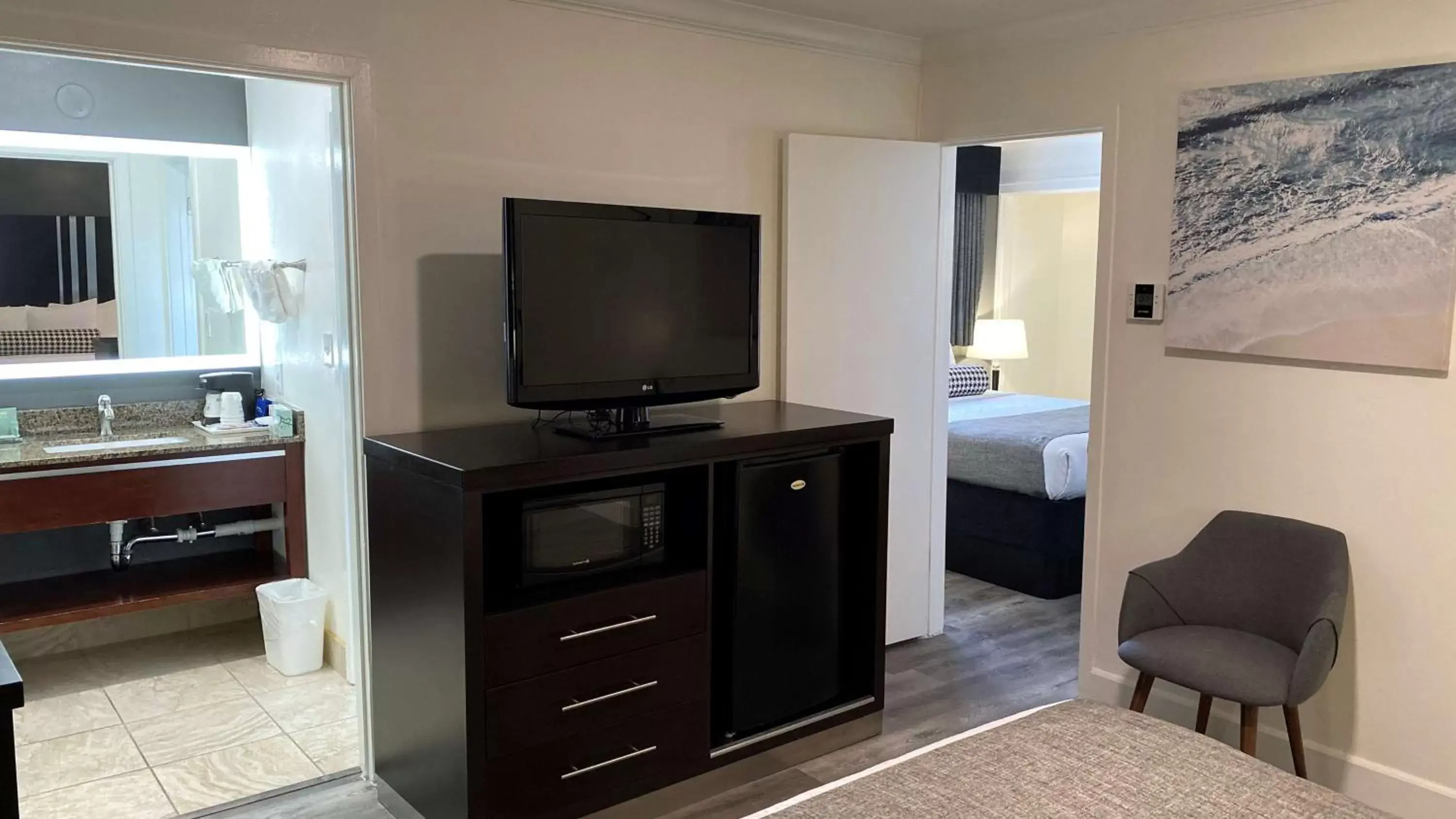 Photo of the whole room, TV/Entertainment Center in Best Western Park Crest Inn