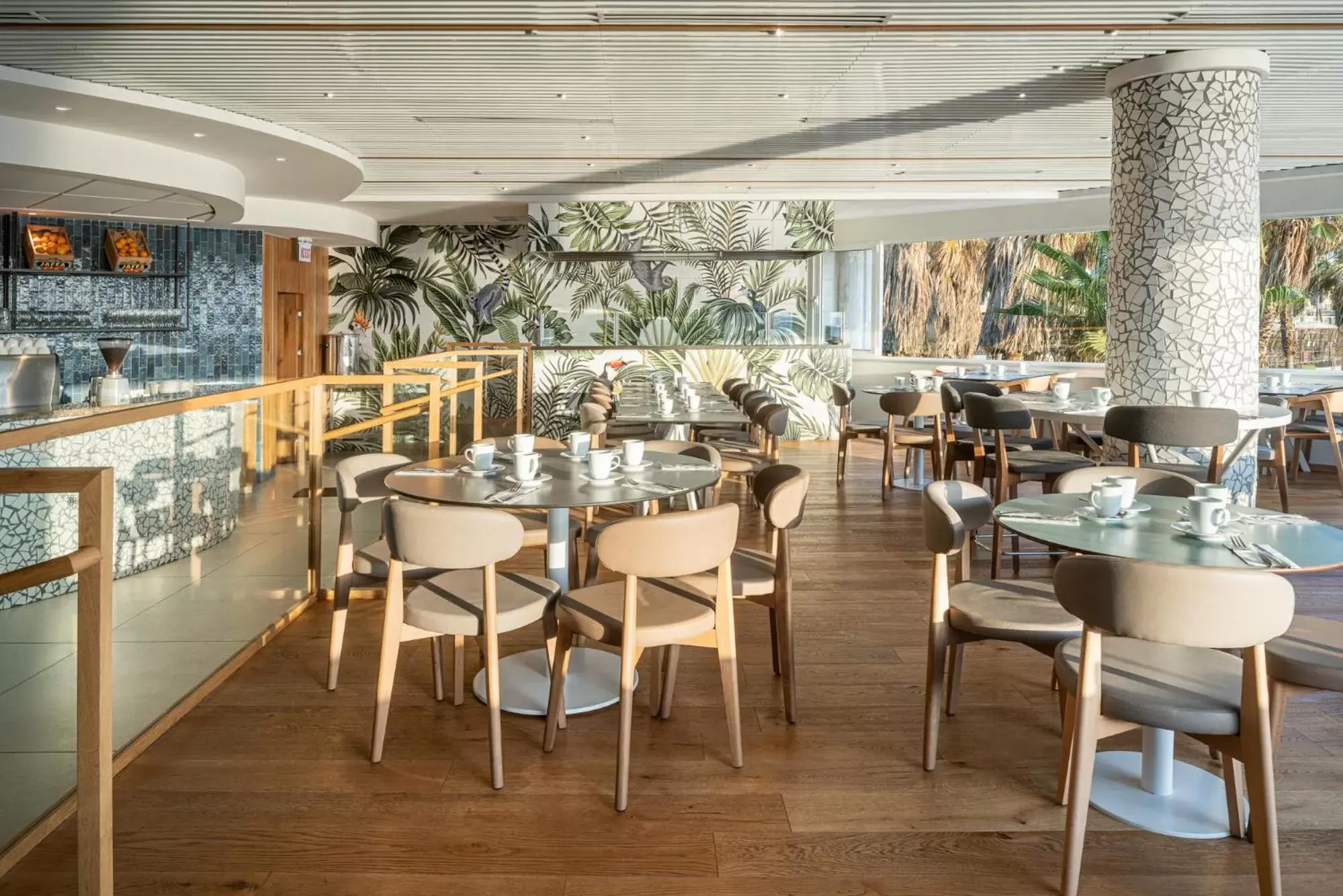 Breakfast, Restaurant/Places to Eat in Carlton Tel Aviv Hotel – Luxury on the Beach