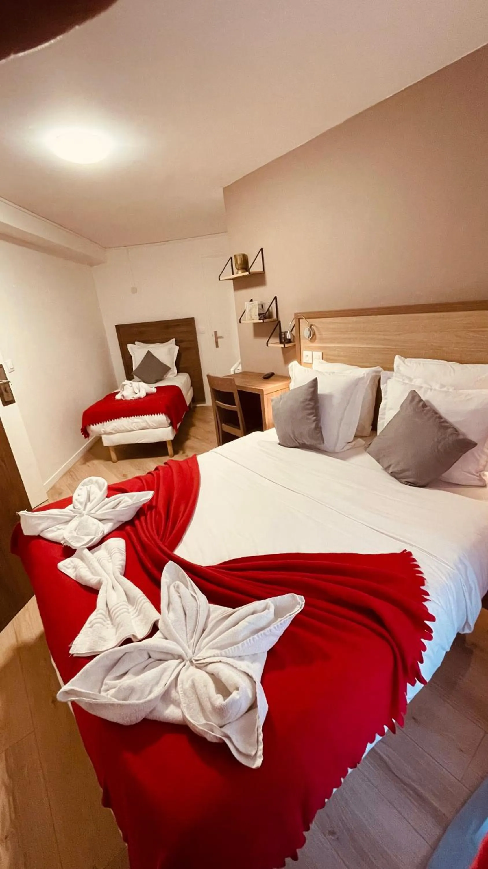 Photo of the whole room, Bed in Jeff Hotel