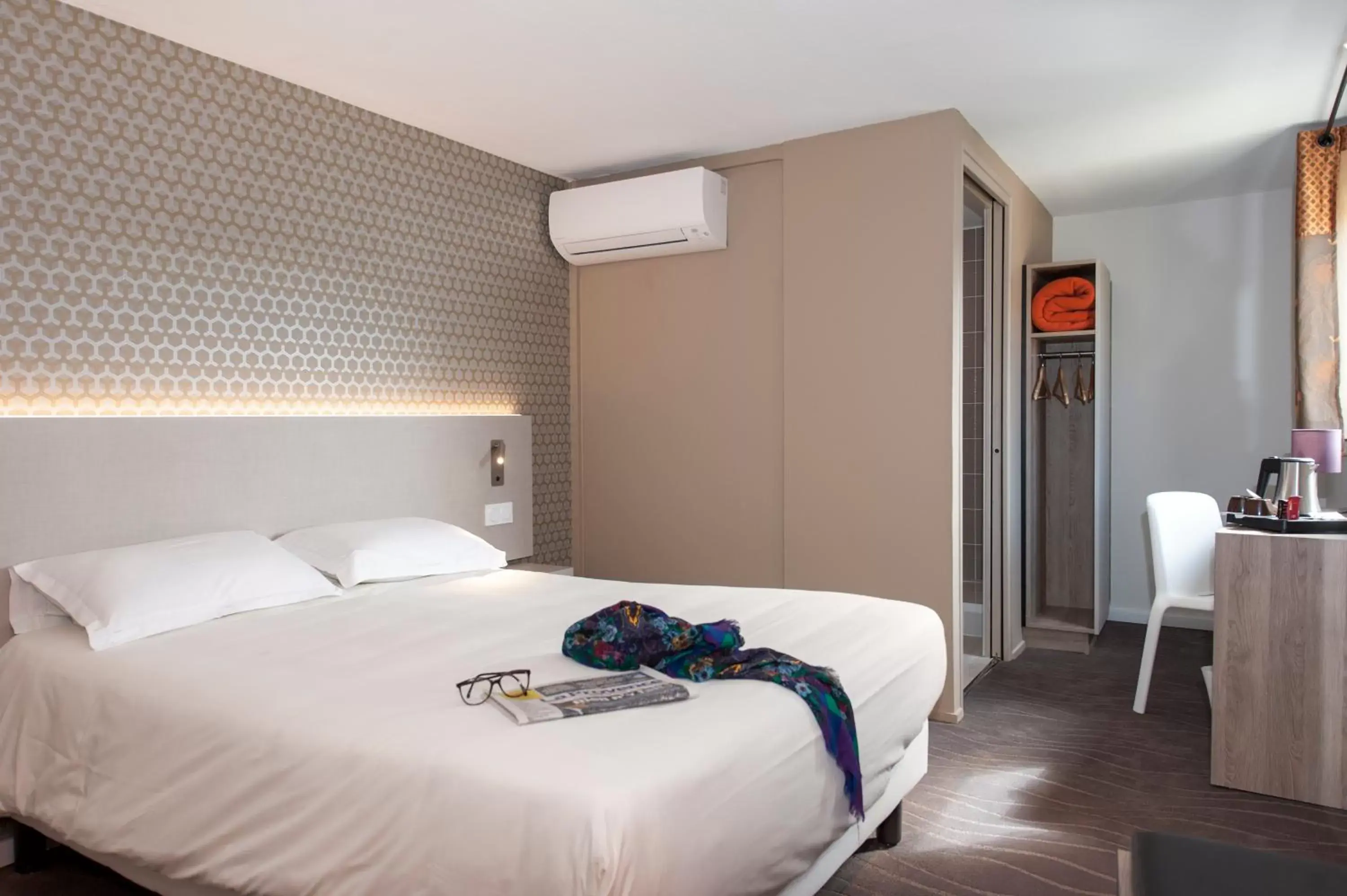 Bedroom, Bed in Brit Hotel Avignon Sud Le Calendal