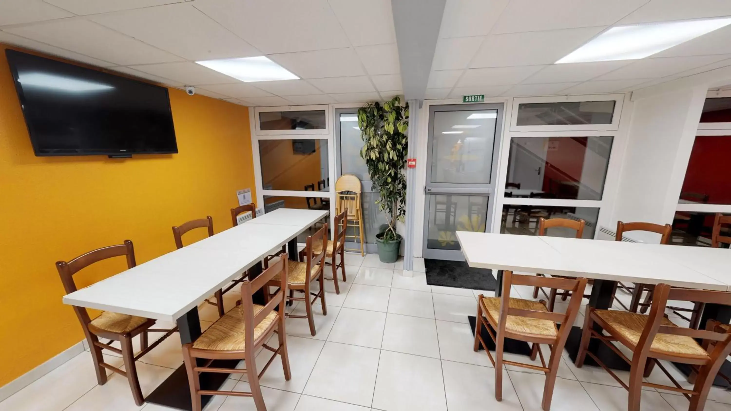 Restaurant/places to eat in Premiere Classe Cambrai Proville