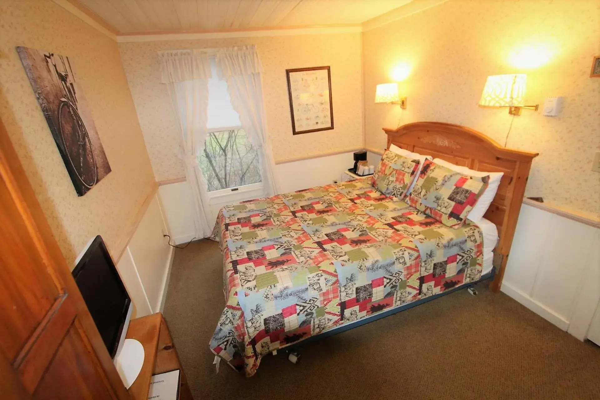1 Queen Bed With Private External Bathroom (NO Pets) in Alexander's Lodge