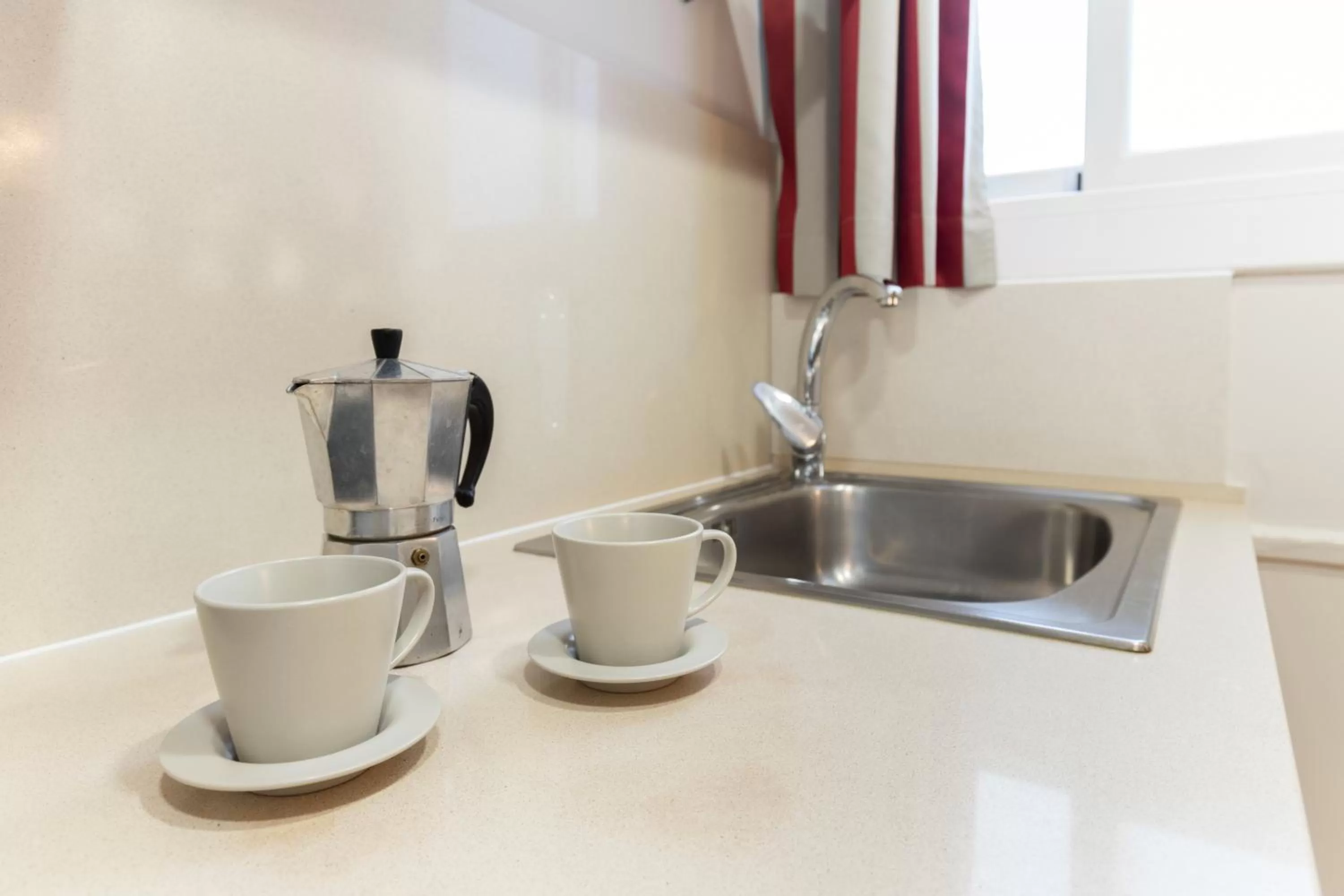 Coffee/tea facilities in Atica Apartments - by Weflating
