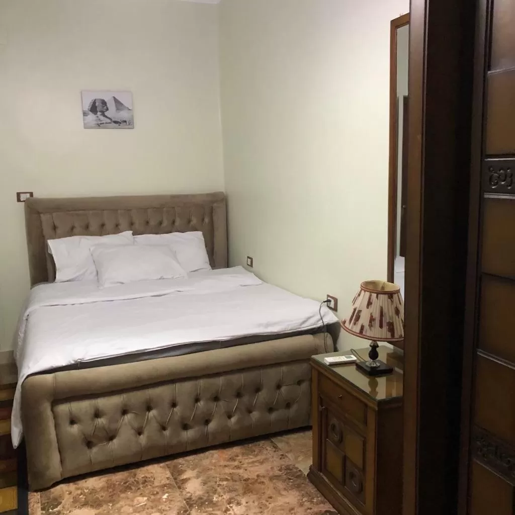 Bed in Sphinx palace pyramids view