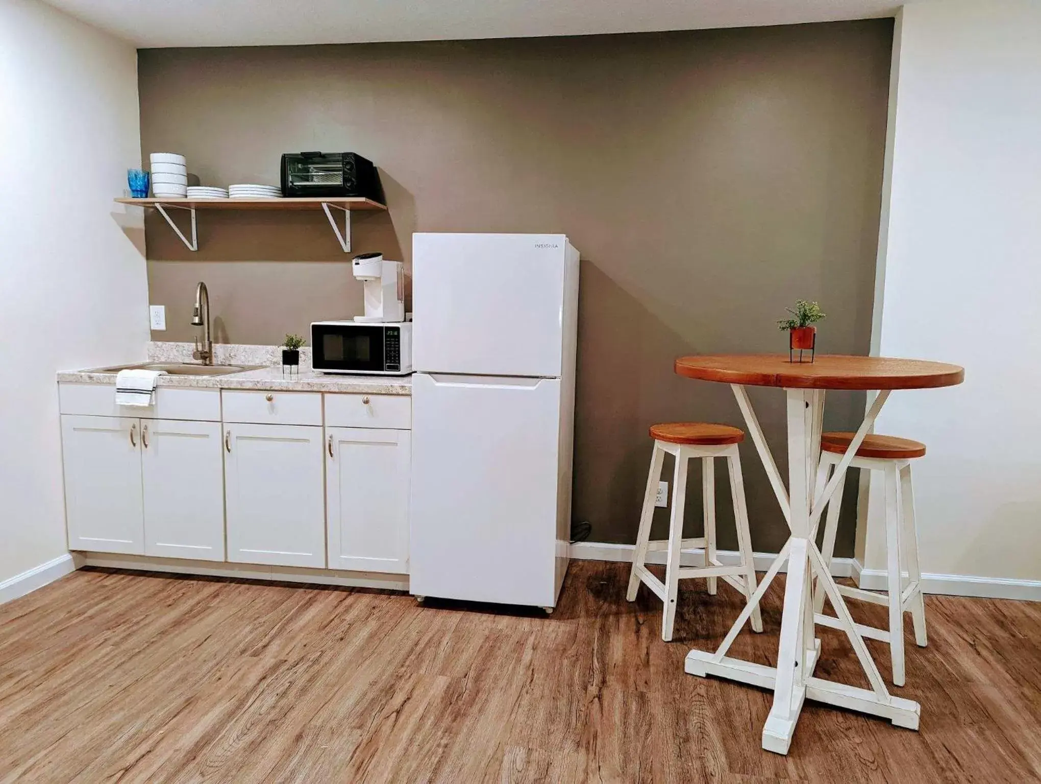 The Honey Bee Motel The Honey Bee Motel