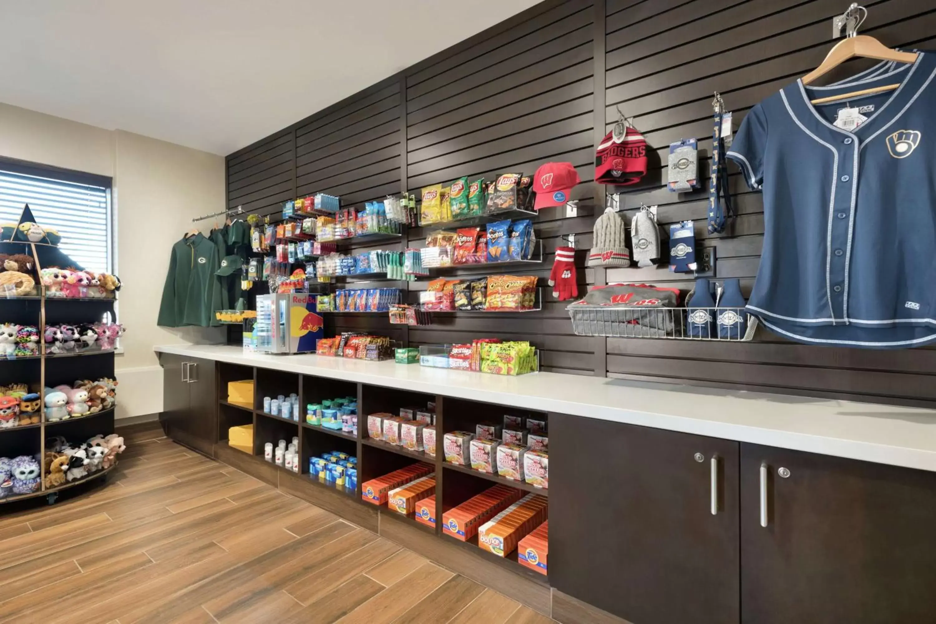 On-site shops in Embassy Suites by Hilton Milwaukee Brookfield