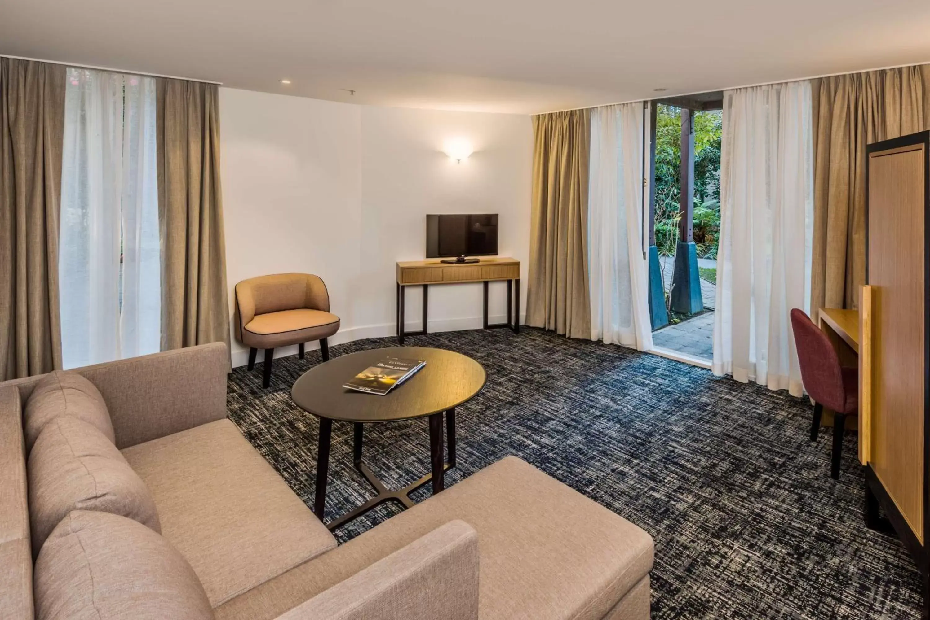 Bedroom, Seating Area in Chateau On The Park - Christchurch, A Doubletree By Hilton