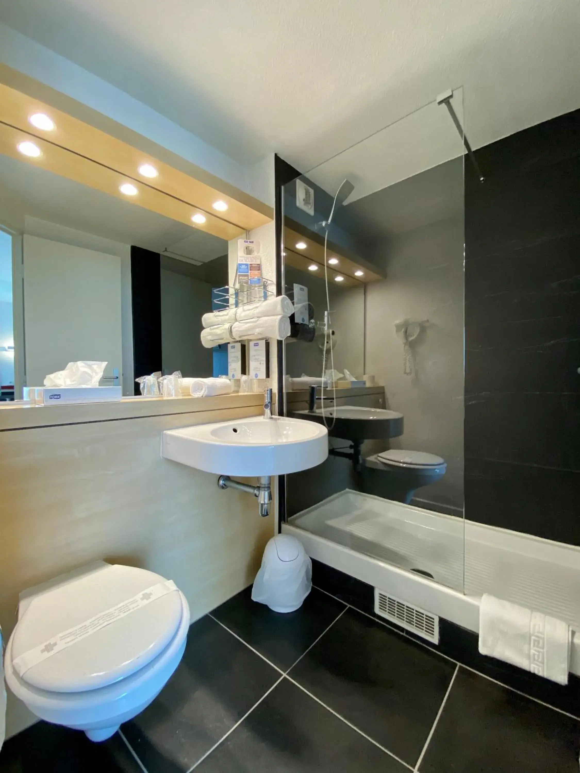 Toilet, Bathroom in Kyriad Paris Ouest - Colombes