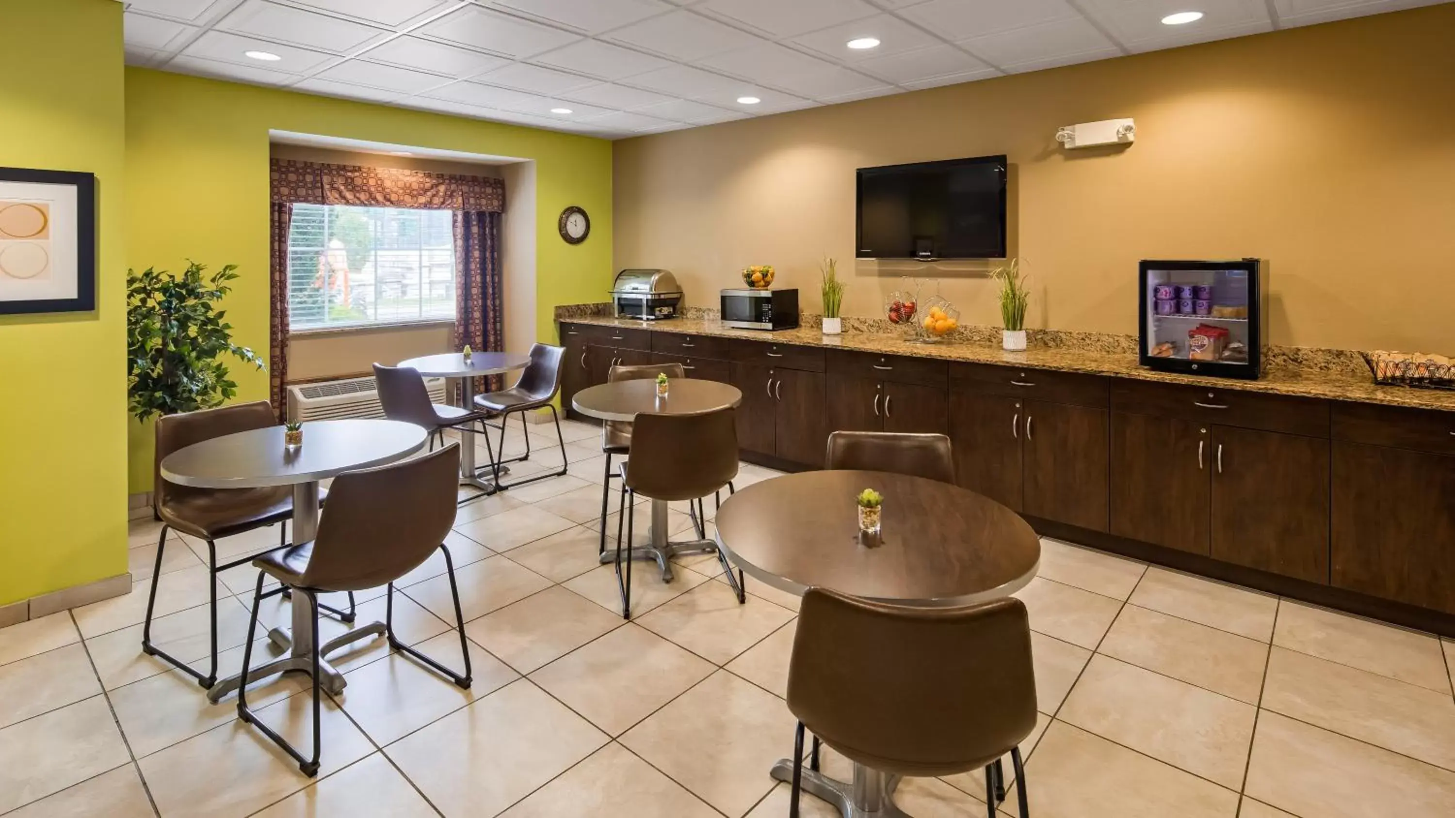Restaurant/Places to Eat in SureStay Plus Hotel by Best Western Buckhannon