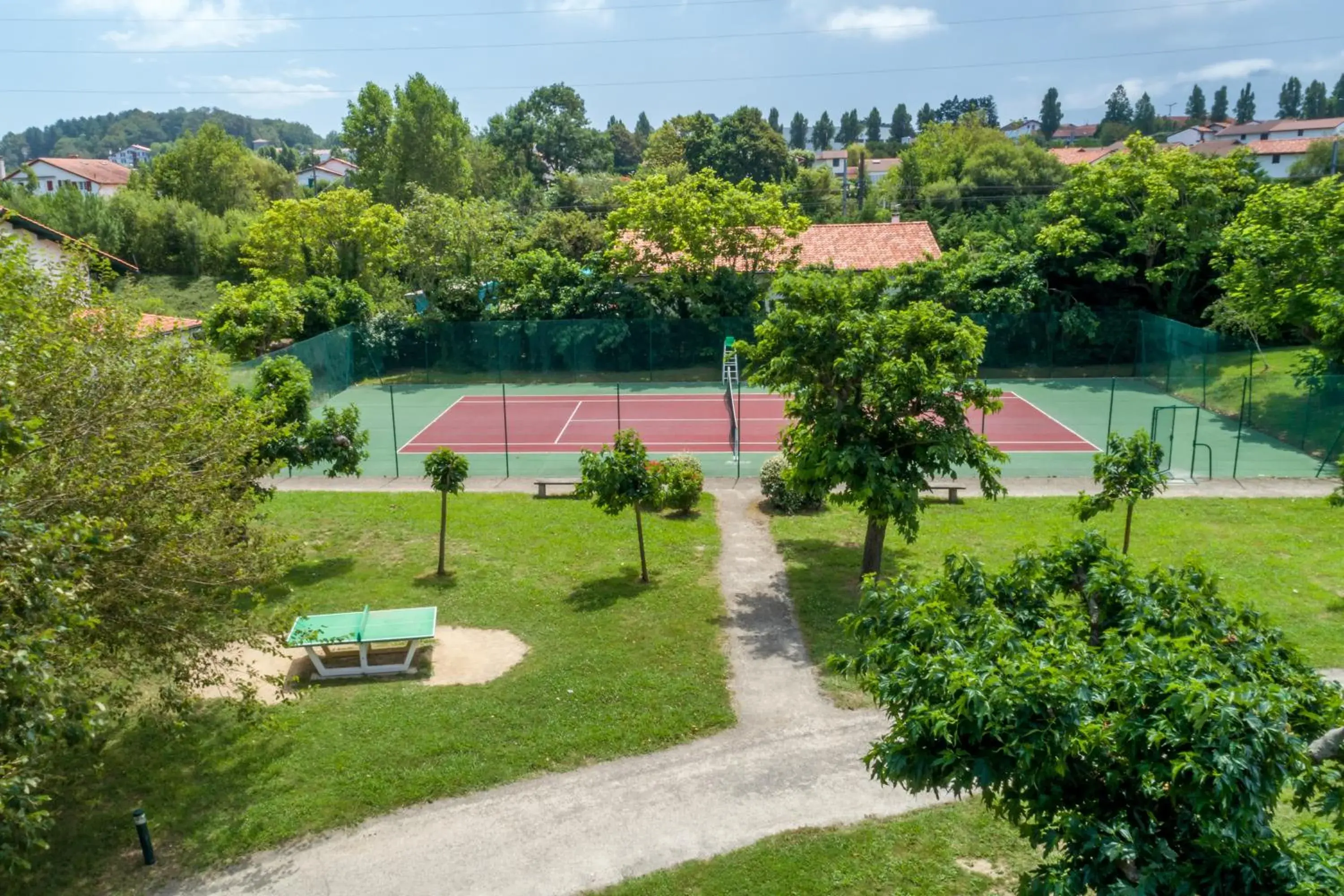 Tennis court in Hôtel Prestige Odalys Erromardie
