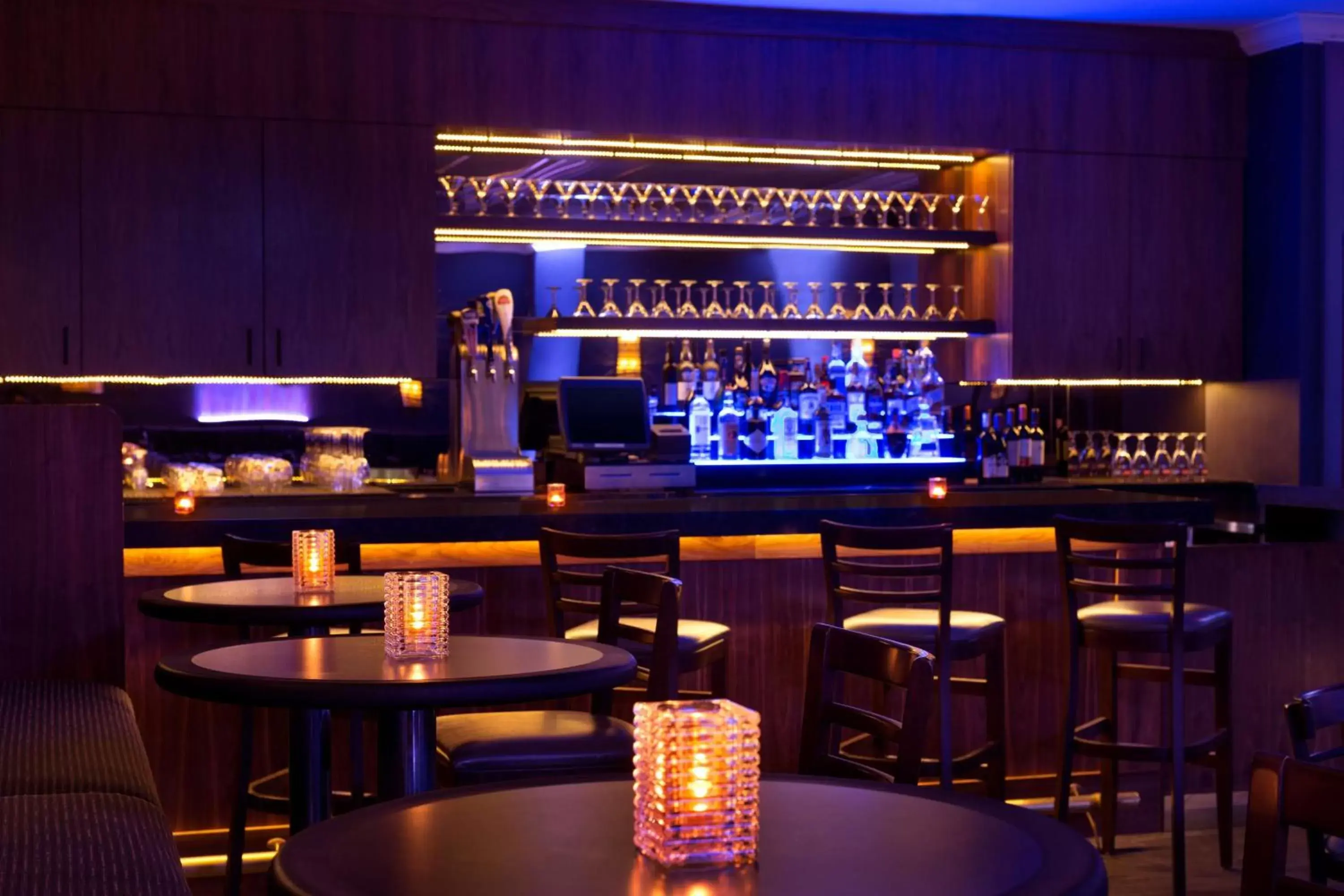 Lounge or bar in DoubleTree Suites by Hilton Hotel Boston - Cambridge Lounge or bar in DoubleTree Suites by Hilton Hotel Boston - Cambridge