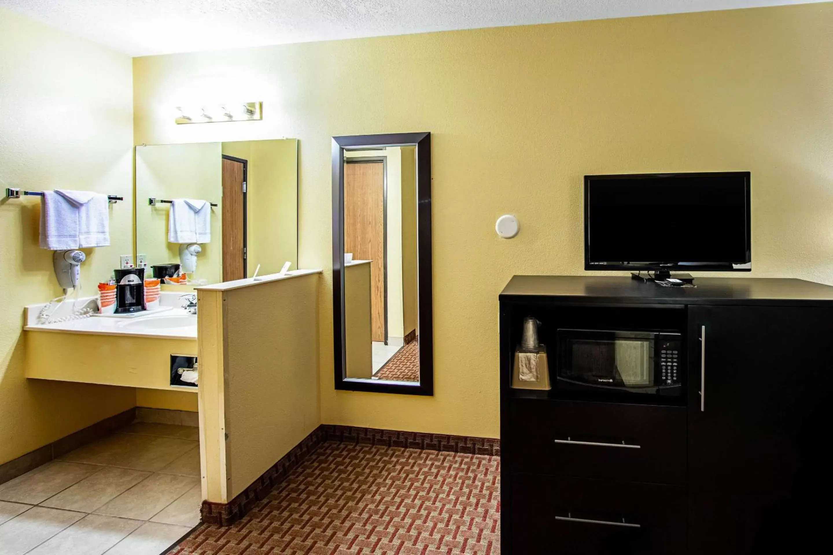 Photo of the whole room, TV/Entertainment Center in Rodeway Inn & Suites Monticello