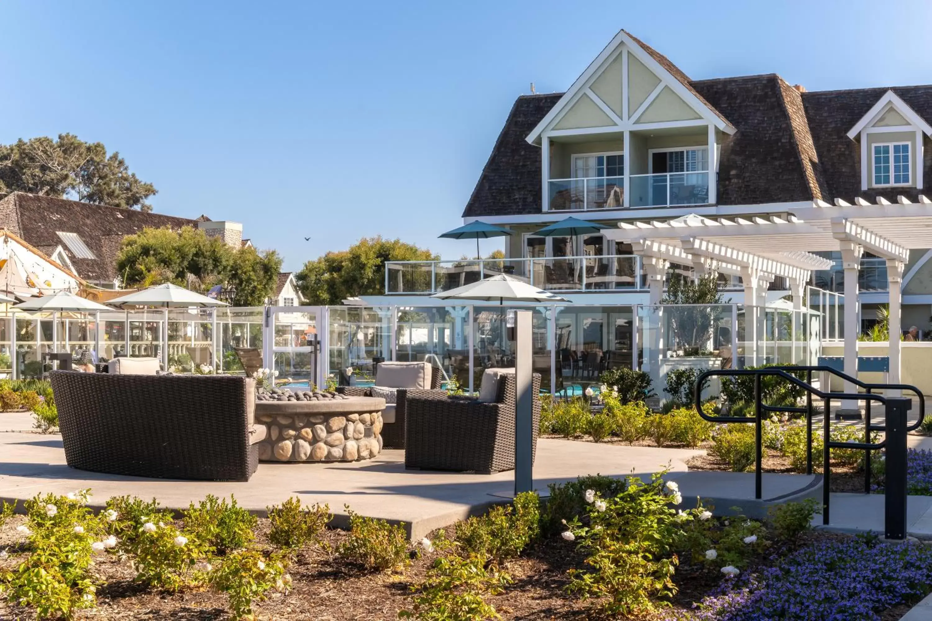 Inner courtyard view in Carlsbad Inn Beach Resort