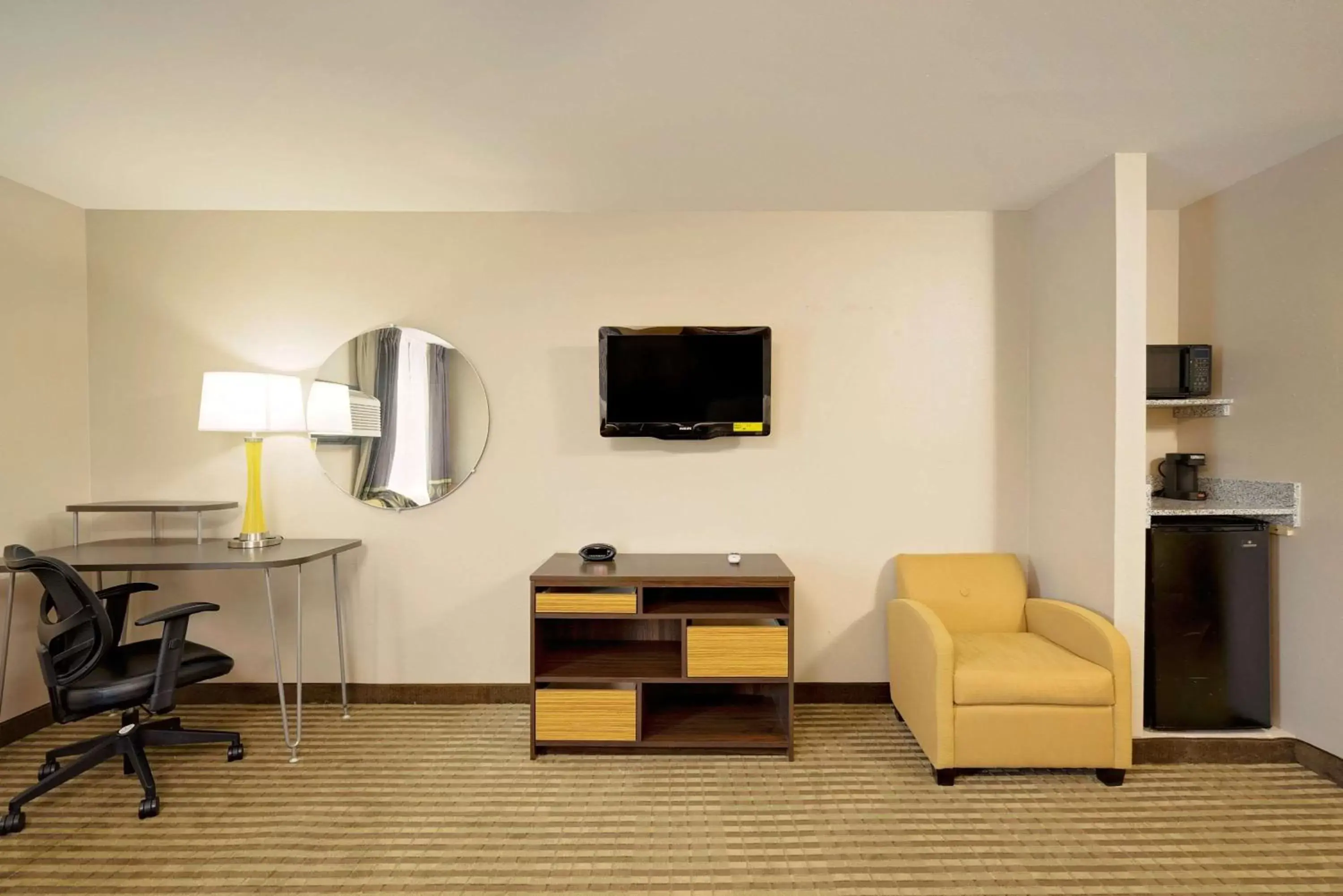 Photo of the whole room, TV/Entertainment Center in Super 8 by Wyndham Lexington Hamburg Area