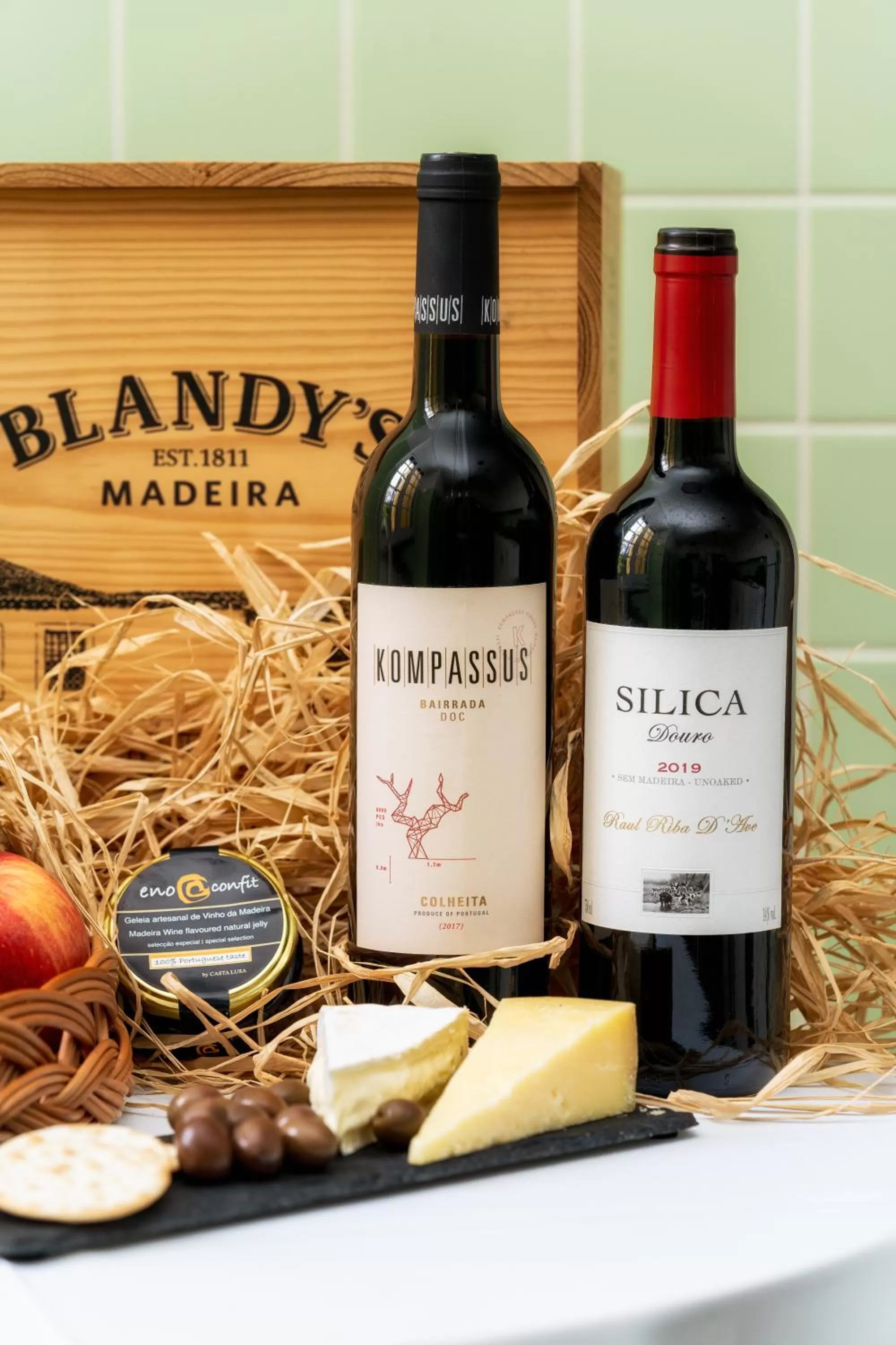 Food and drinks in The Wine Lodges by An Island Apart