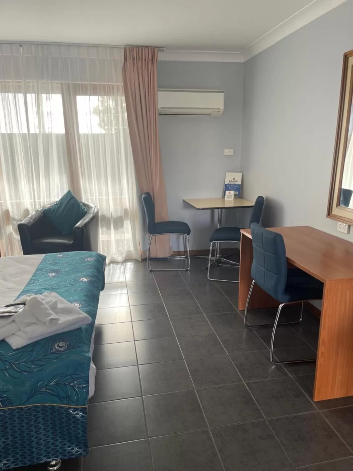 Bedroom, Bed in Town & Country Motor Inn