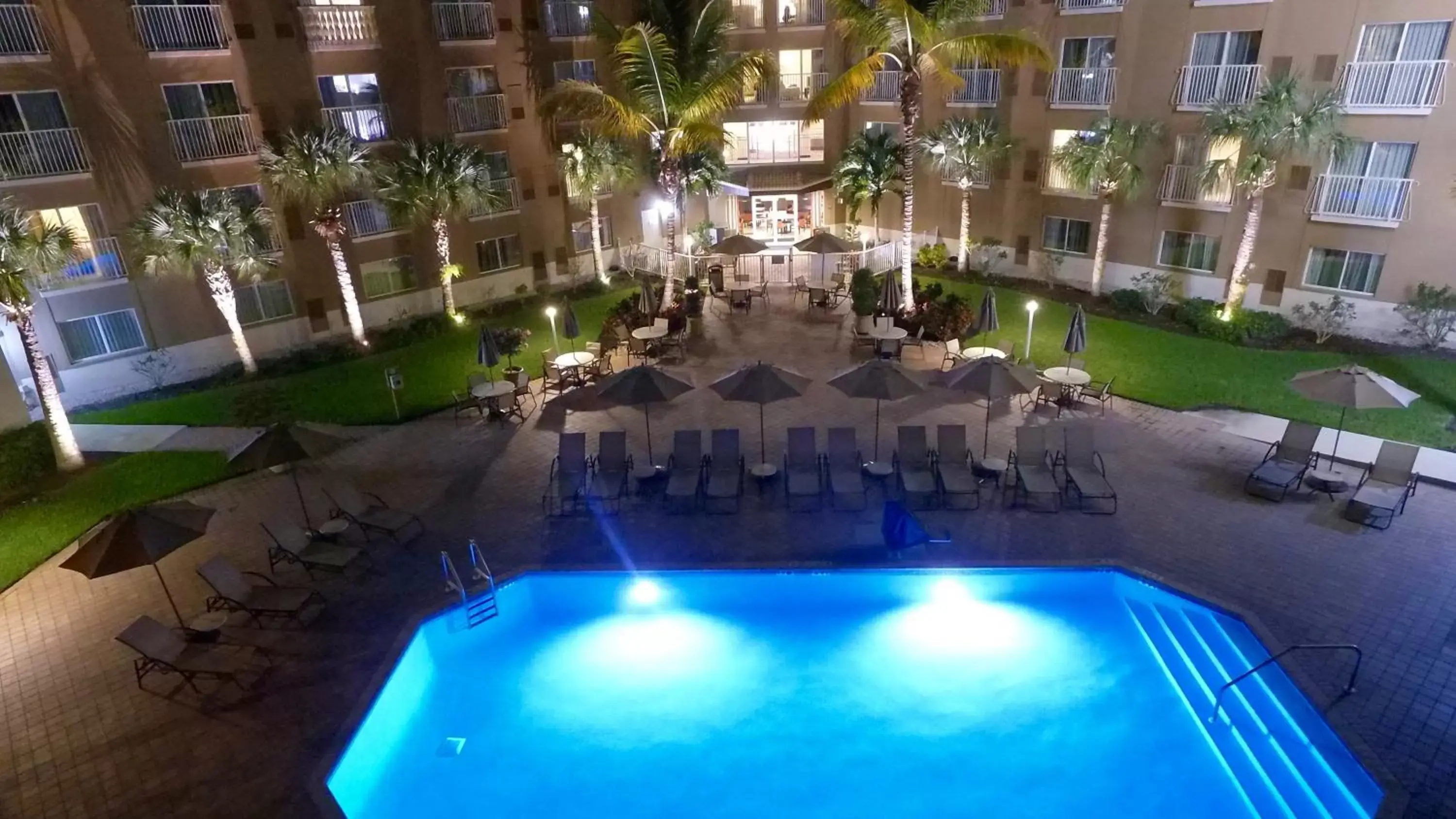 Swimming pool, Pool View in Holiday Inn Express & Suites Naples Downtown - 5th Avenue, an IHG Hotel