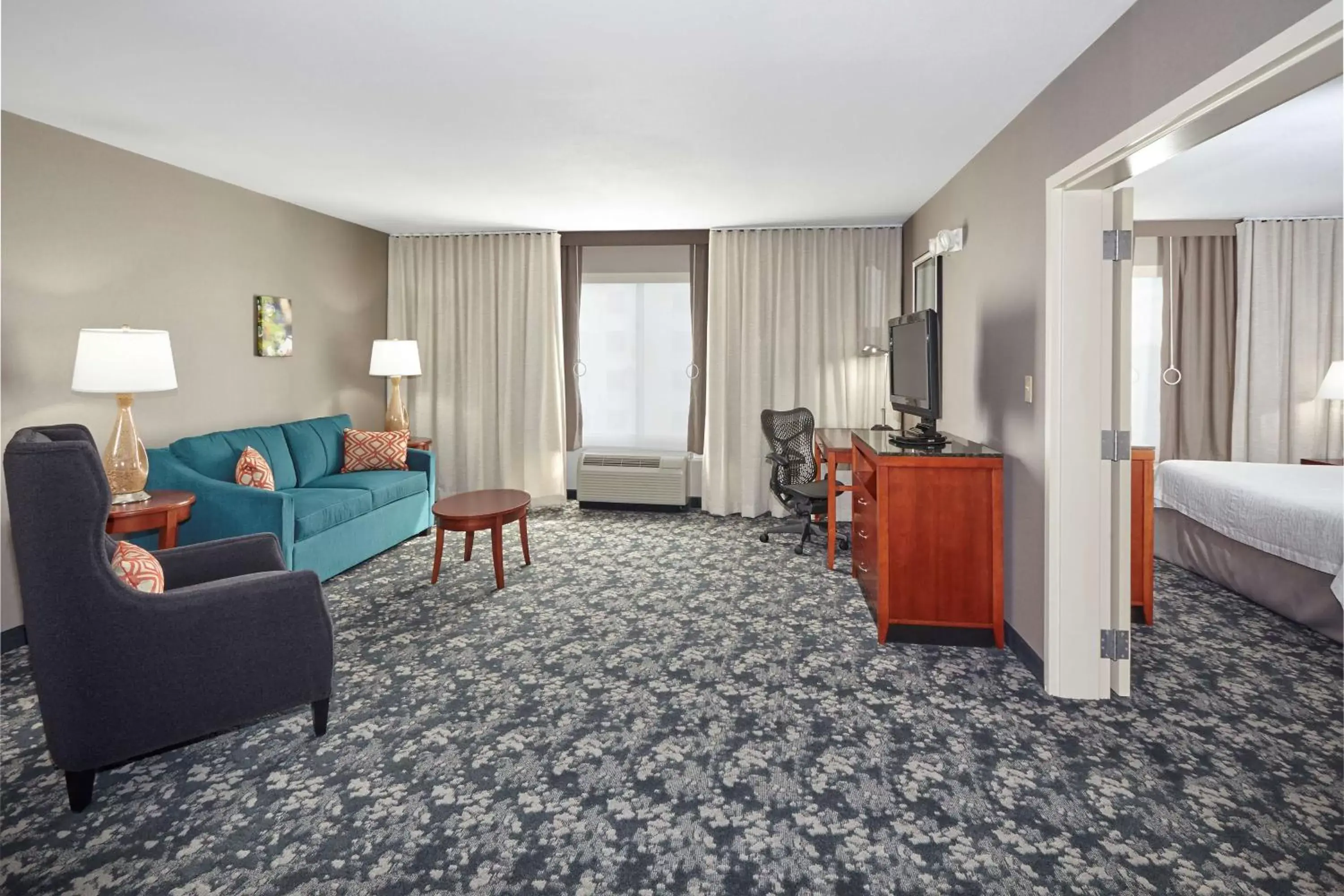 Bedroom, Seating Area in Hilton Garden Inn Naperville/Warrenville