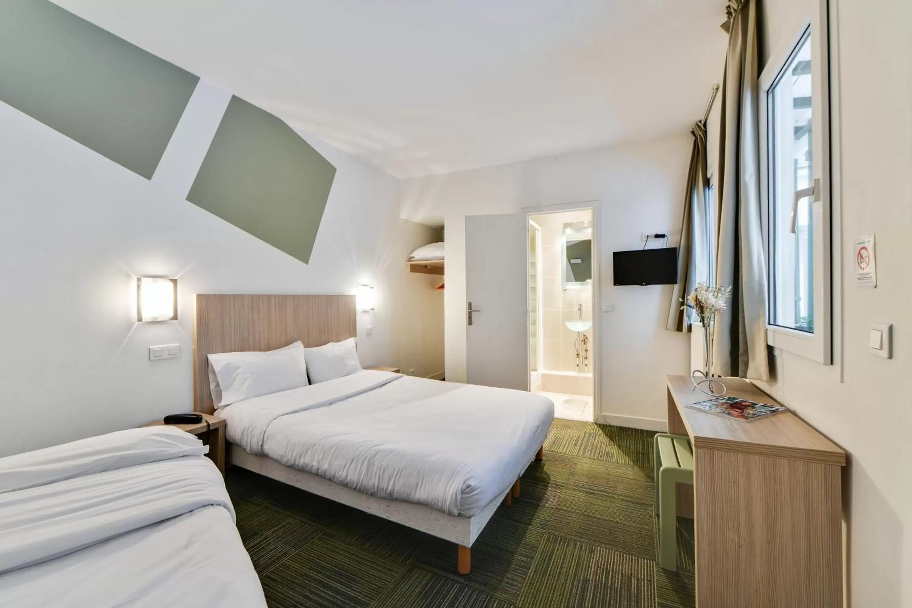 Bed in Louisa Hotel Paris