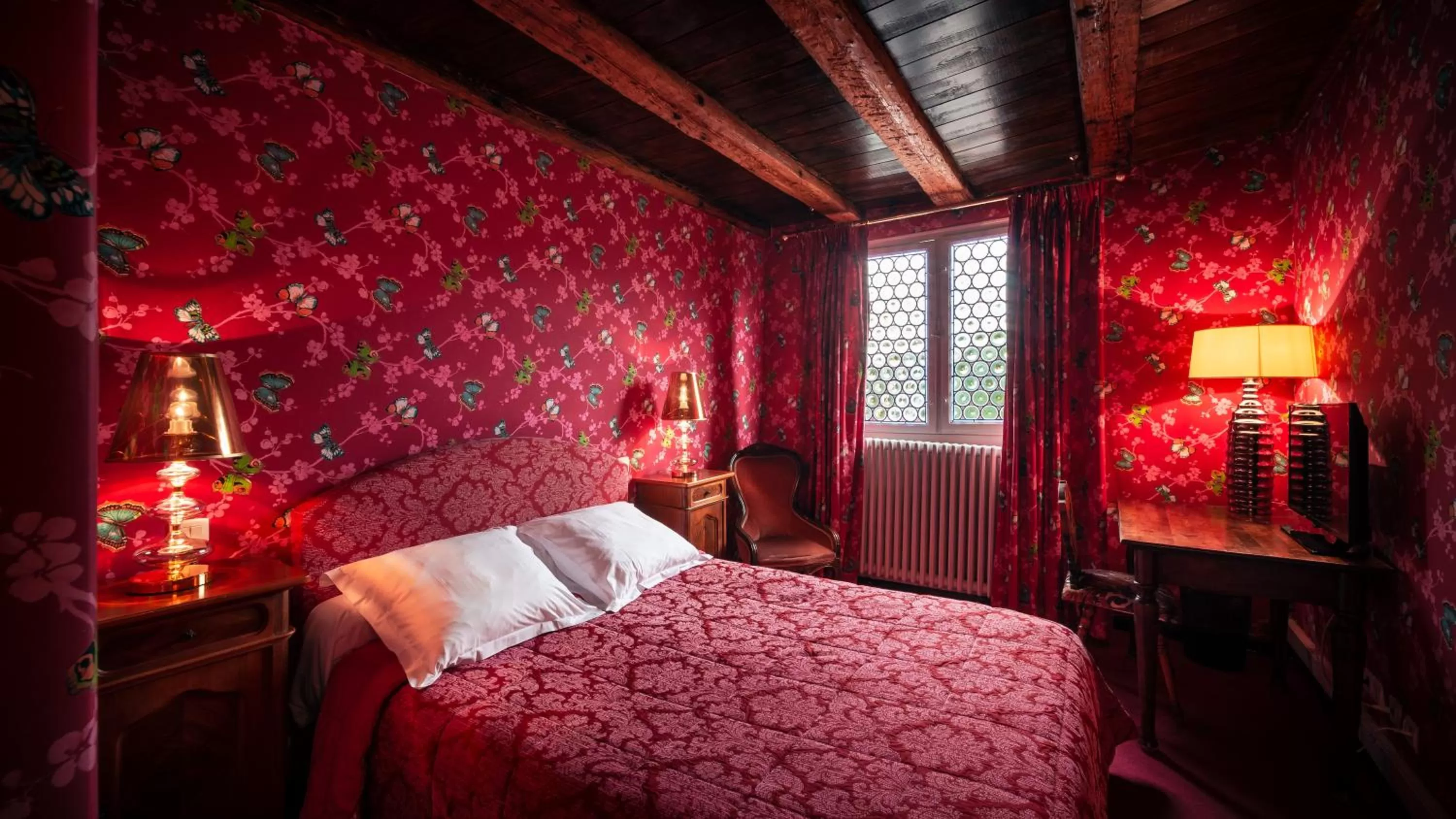 Bed in Hôtel des Deux Clefs