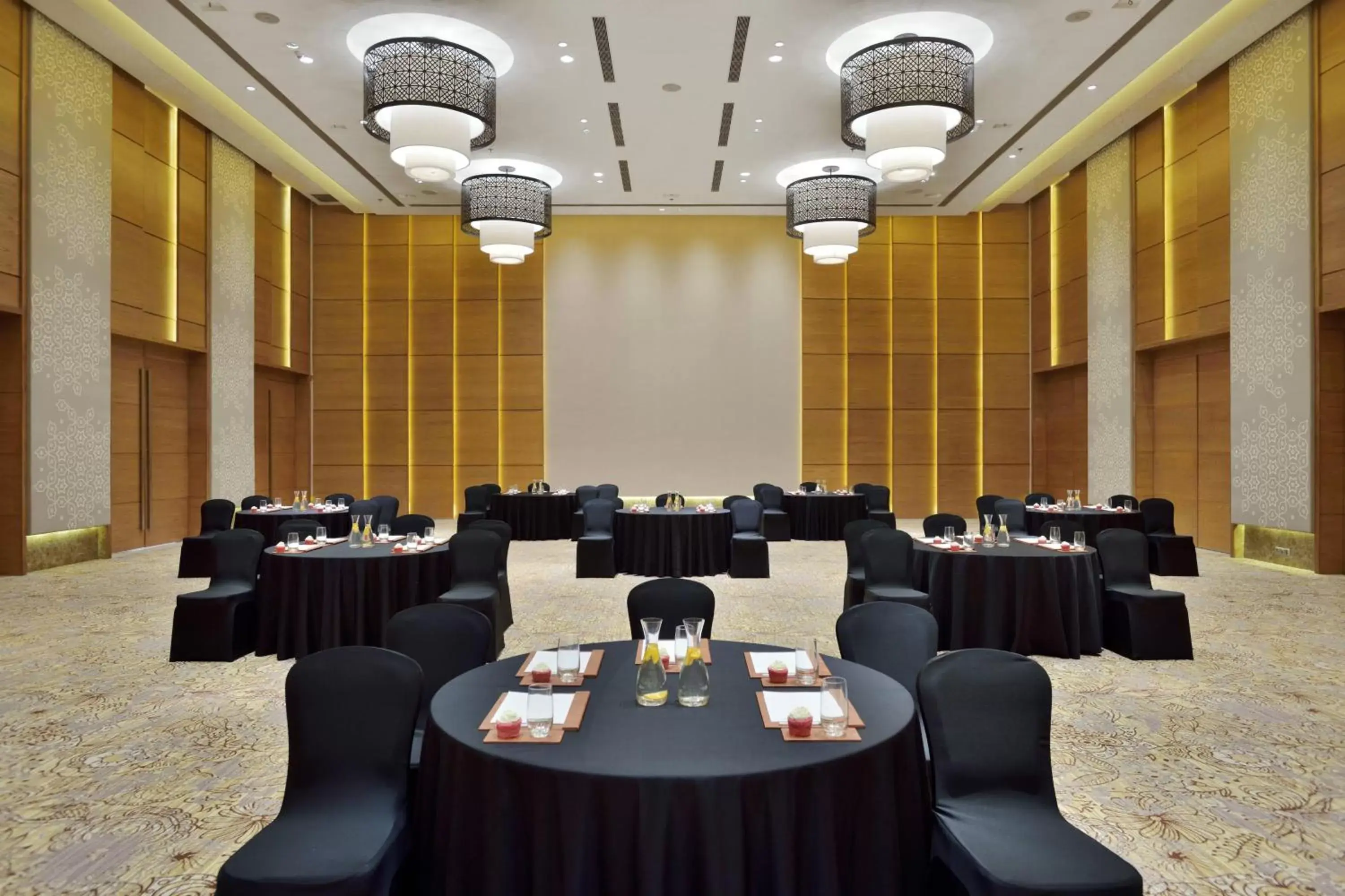 Meeting/conference room, Restaurant/Places to Eat in Courtyard by Marriott Raipur