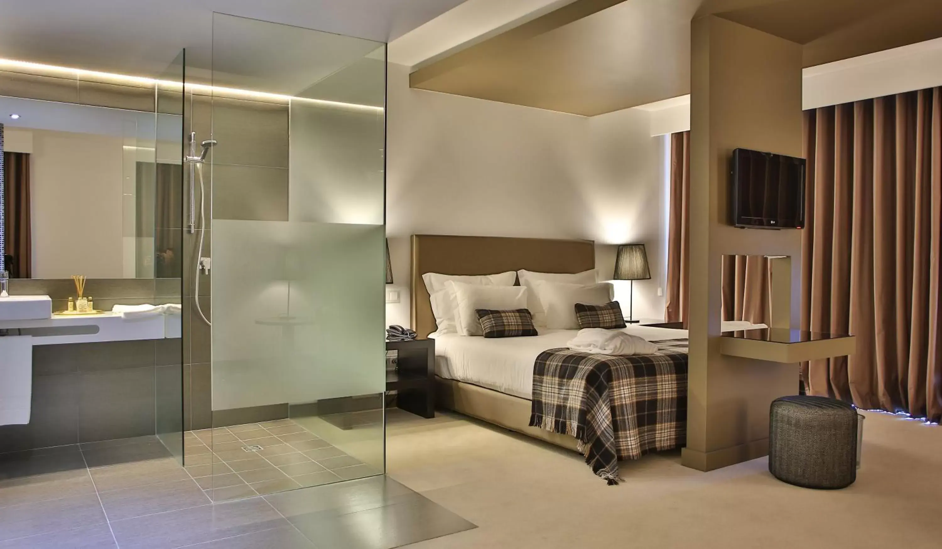 Photo of the whole room, Bed in Delfim Douro Hotel