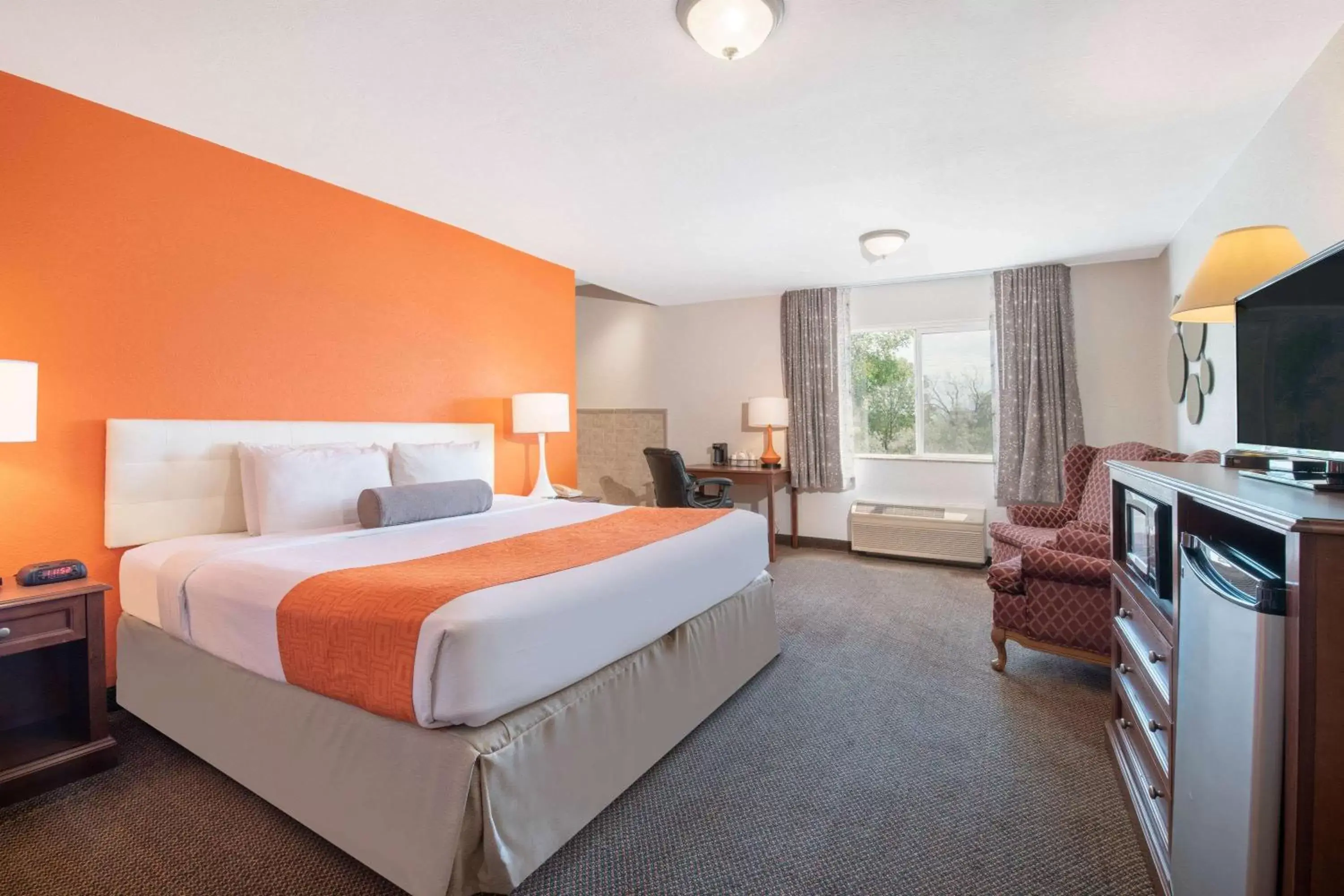 Photo of the whole room, Bed in Howard Johnson by Wyndham Oacoma Hotel & Suites