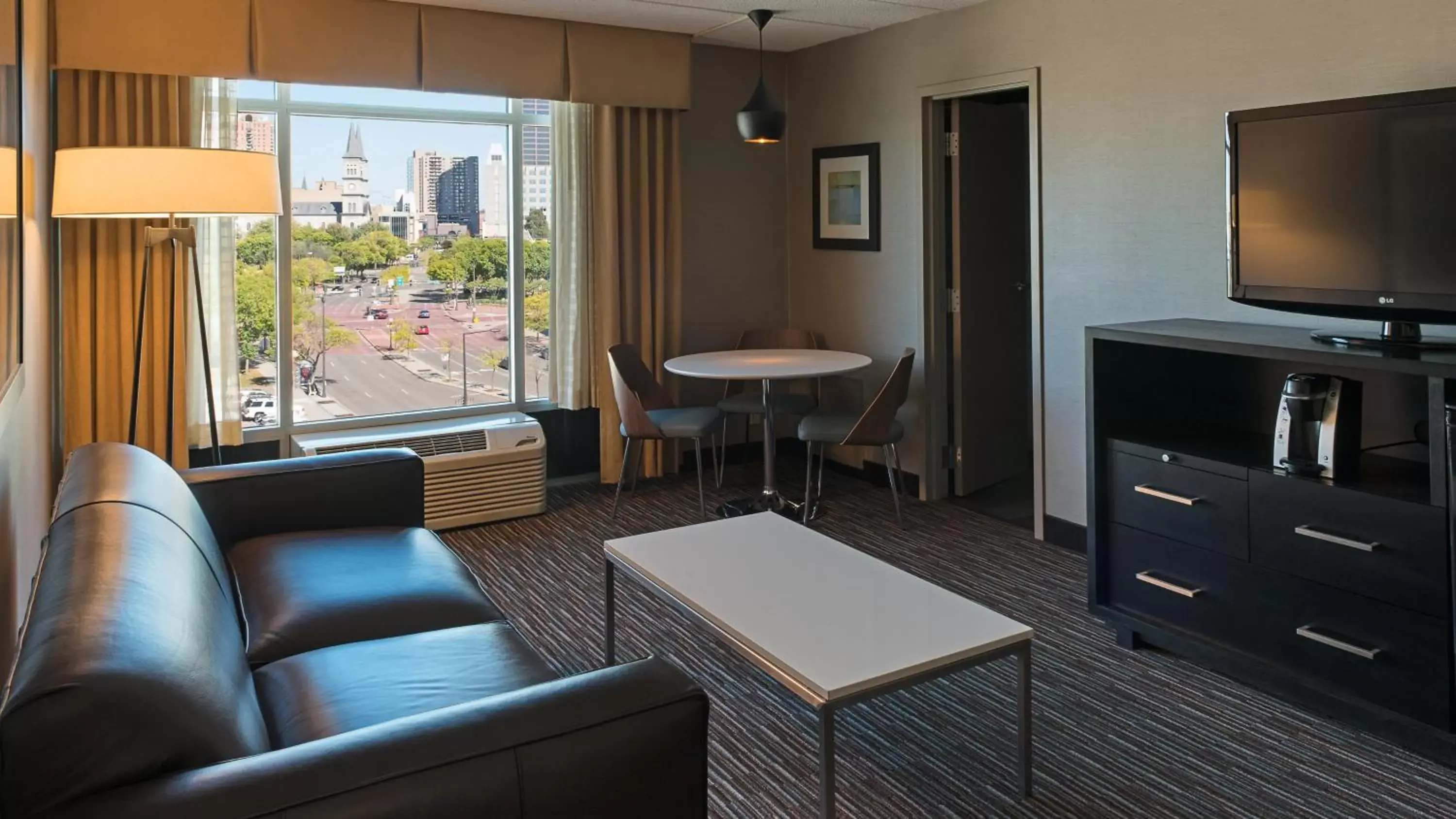 Living room, Seating Area in Holiday Inn St. Paul Downtown, an IHG Hotel