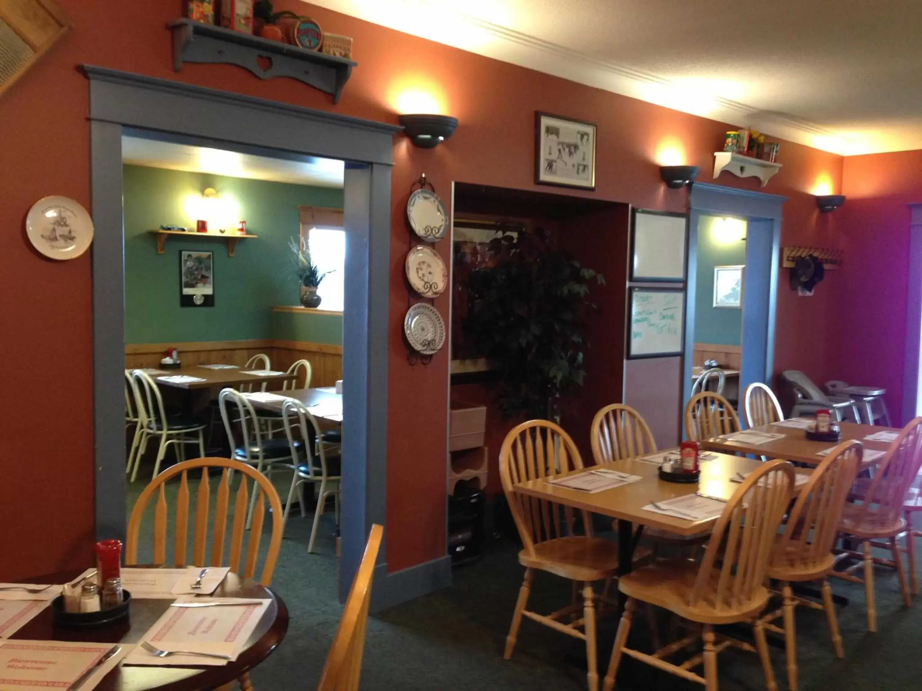 Restaurant/Places to Eat in Settler's Inn & Motel