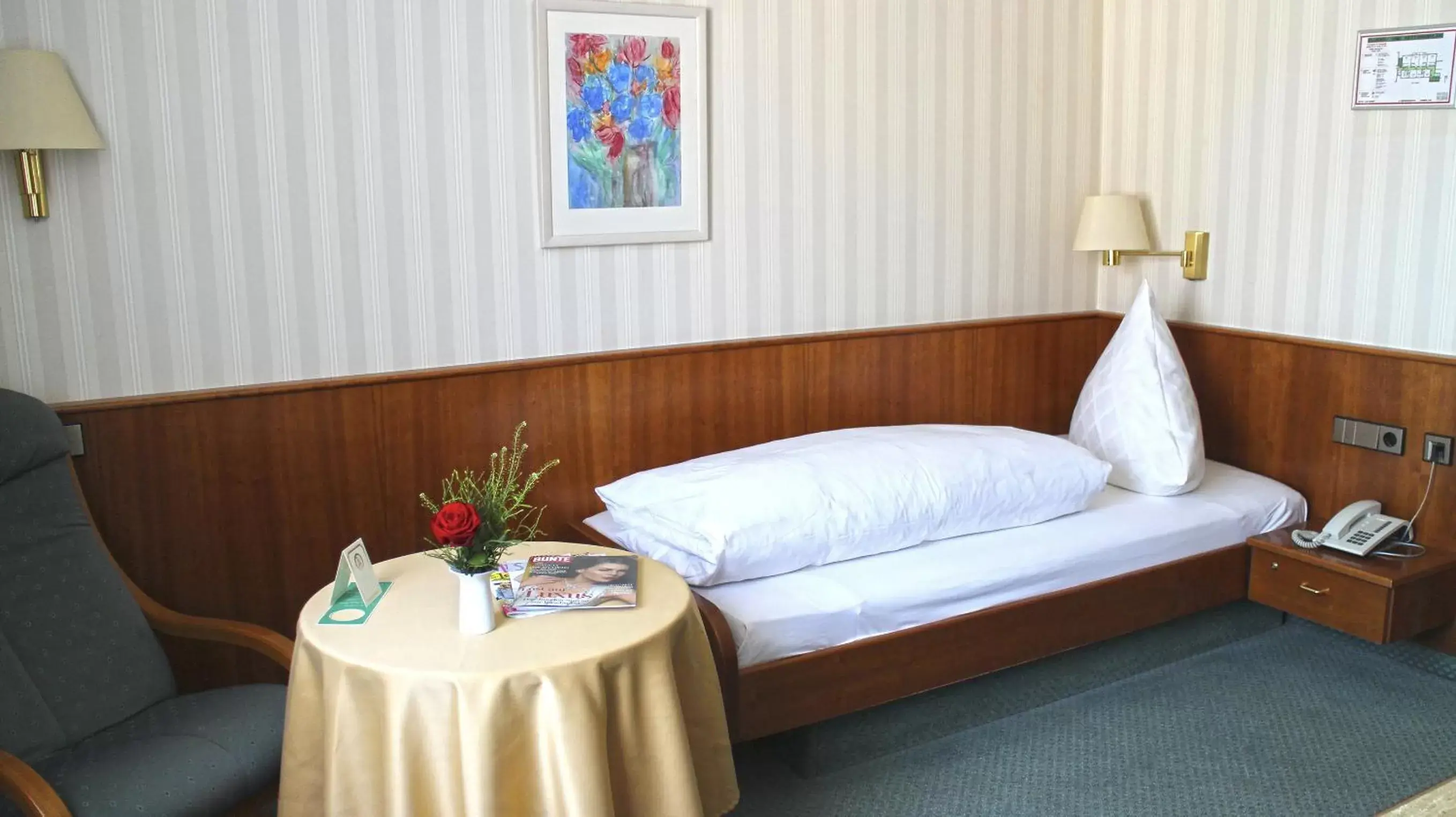 Bedroom, Seating Area in Hotel Zum Schiff