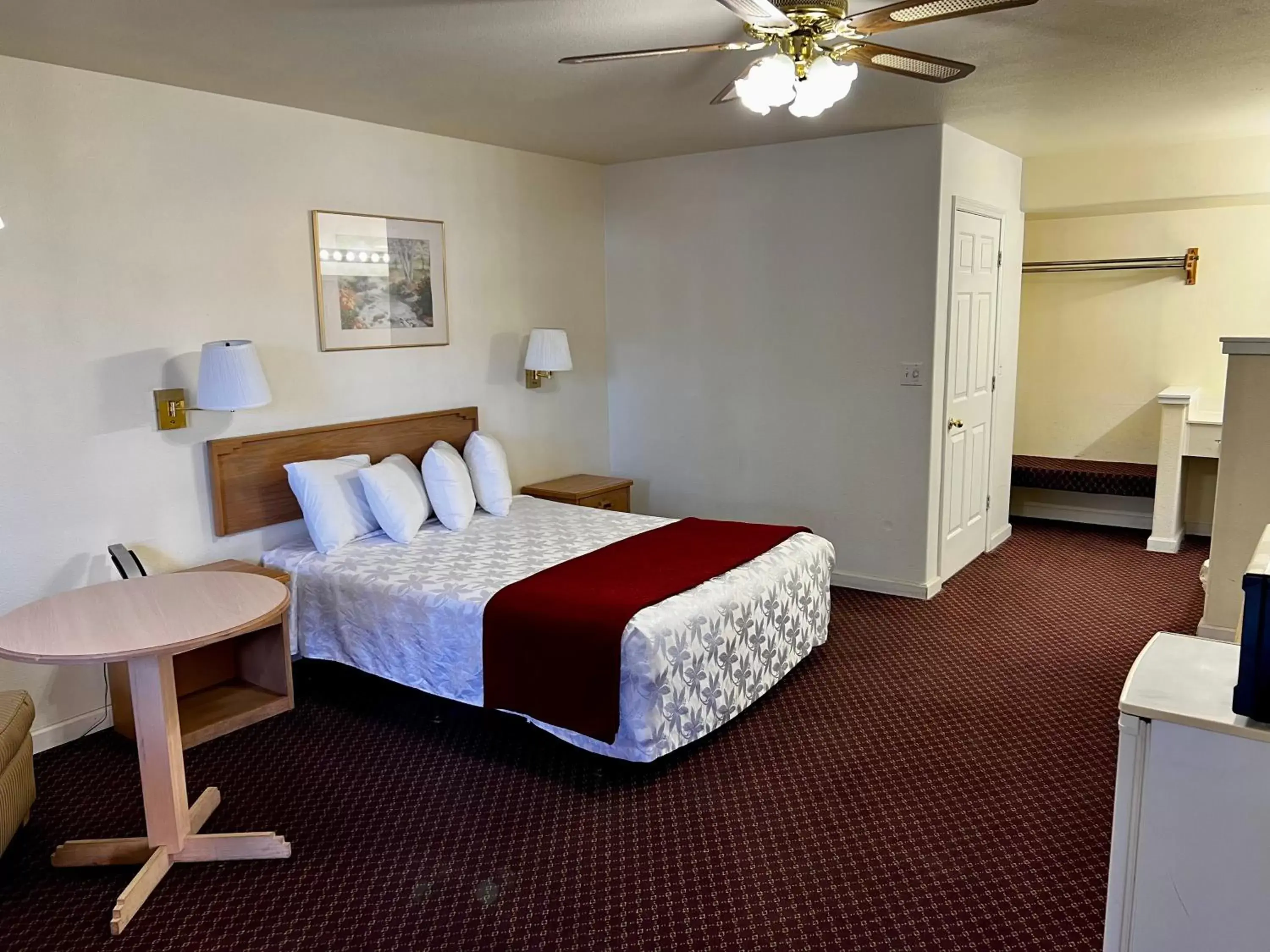Photo of the whole room, Bed in Rodeway Inn - Santa Fe Inn