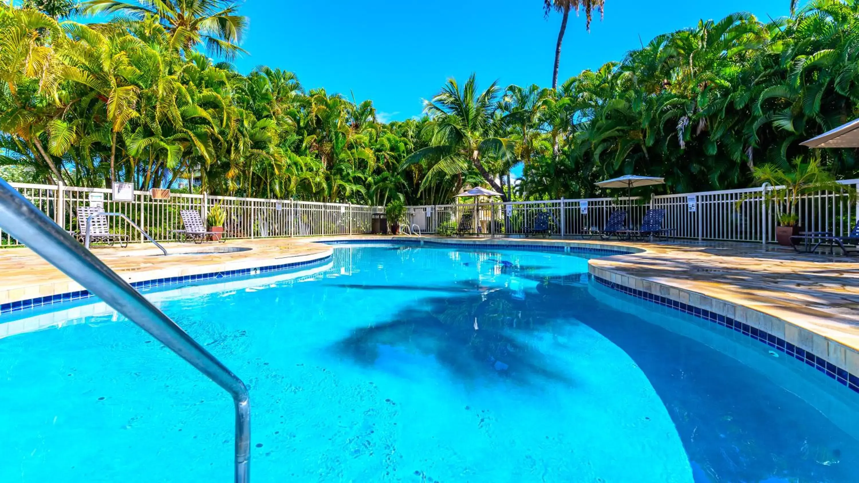 Swimming Pool in Castle Maui Banyan