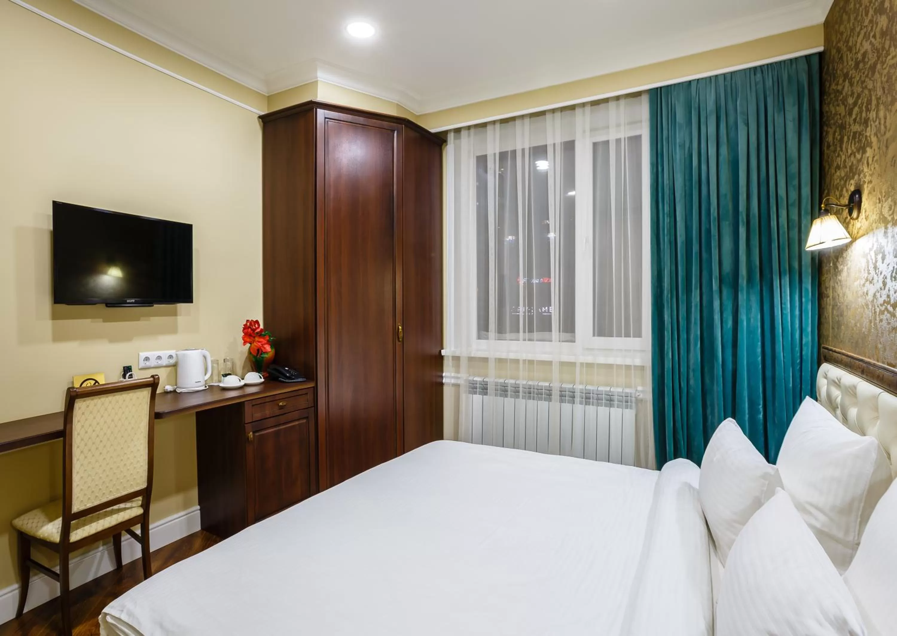 Photo of the whole room, Bed in Brown Hotel