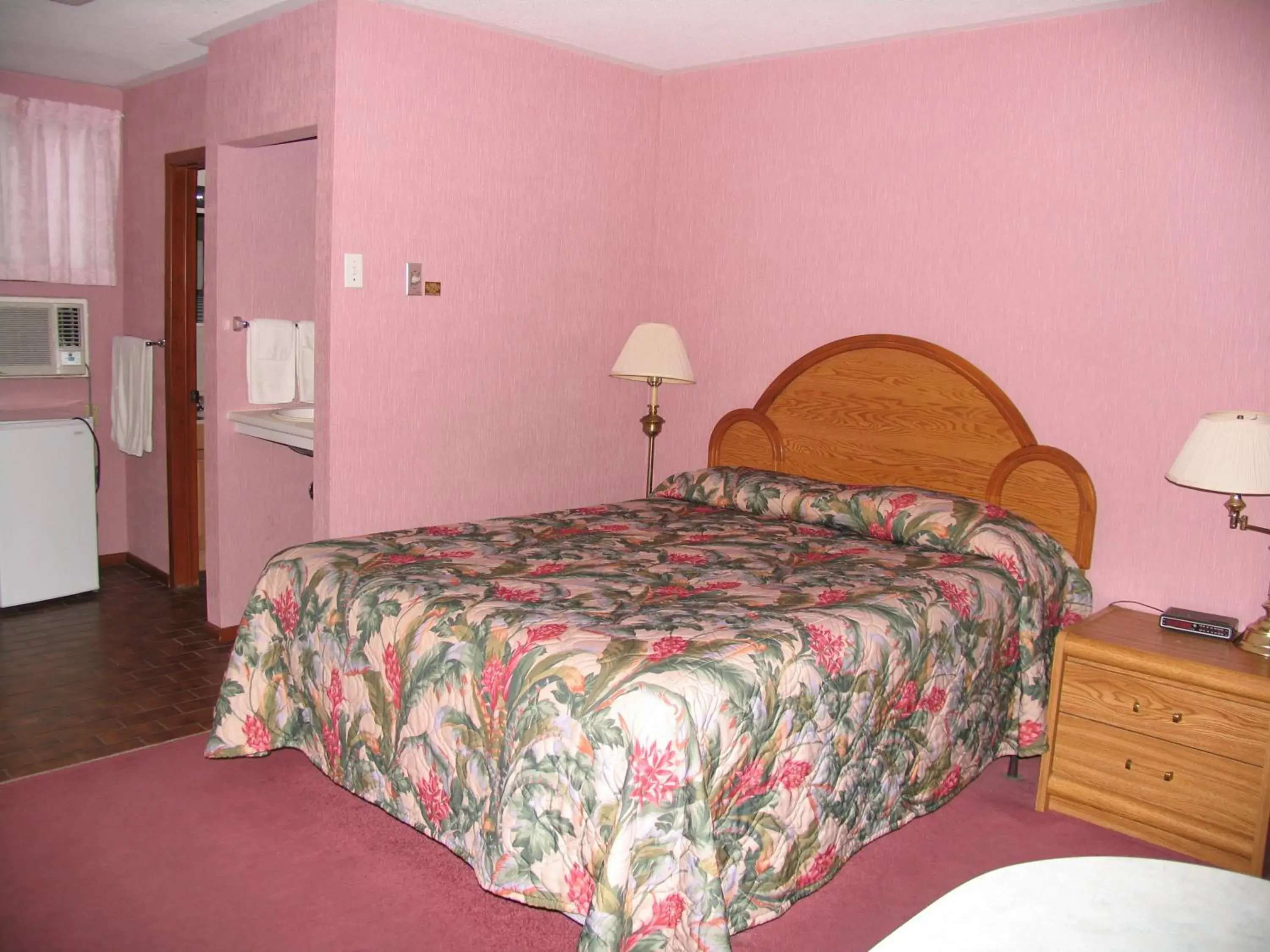 Bed in Seven Oakes Motel