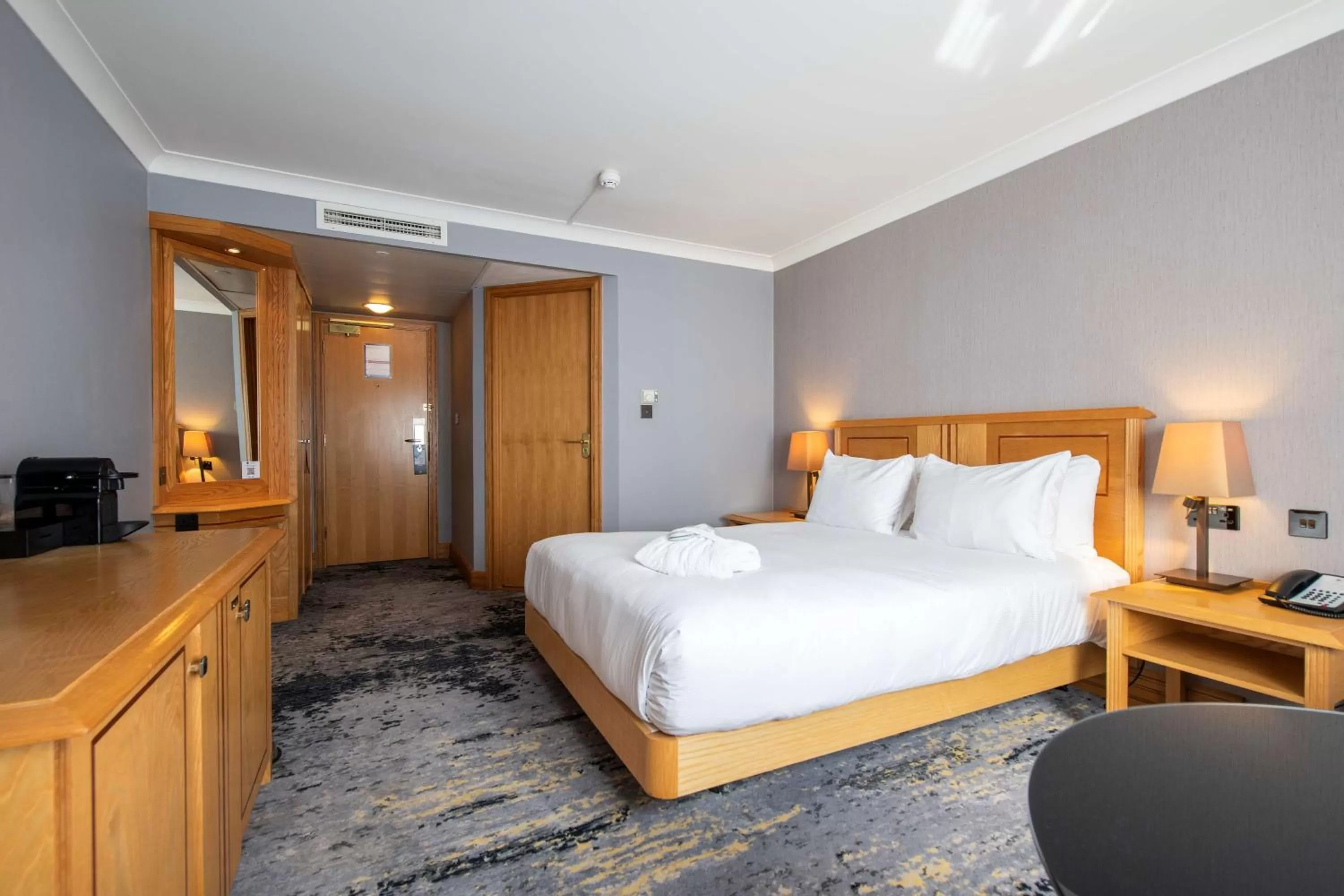 Bed in DoubleTree by Hilton Swindon Hotel