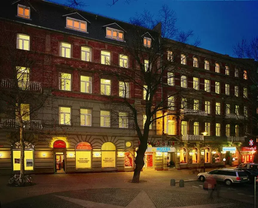 Facade/entrance, Property Building in Hotel Königshof