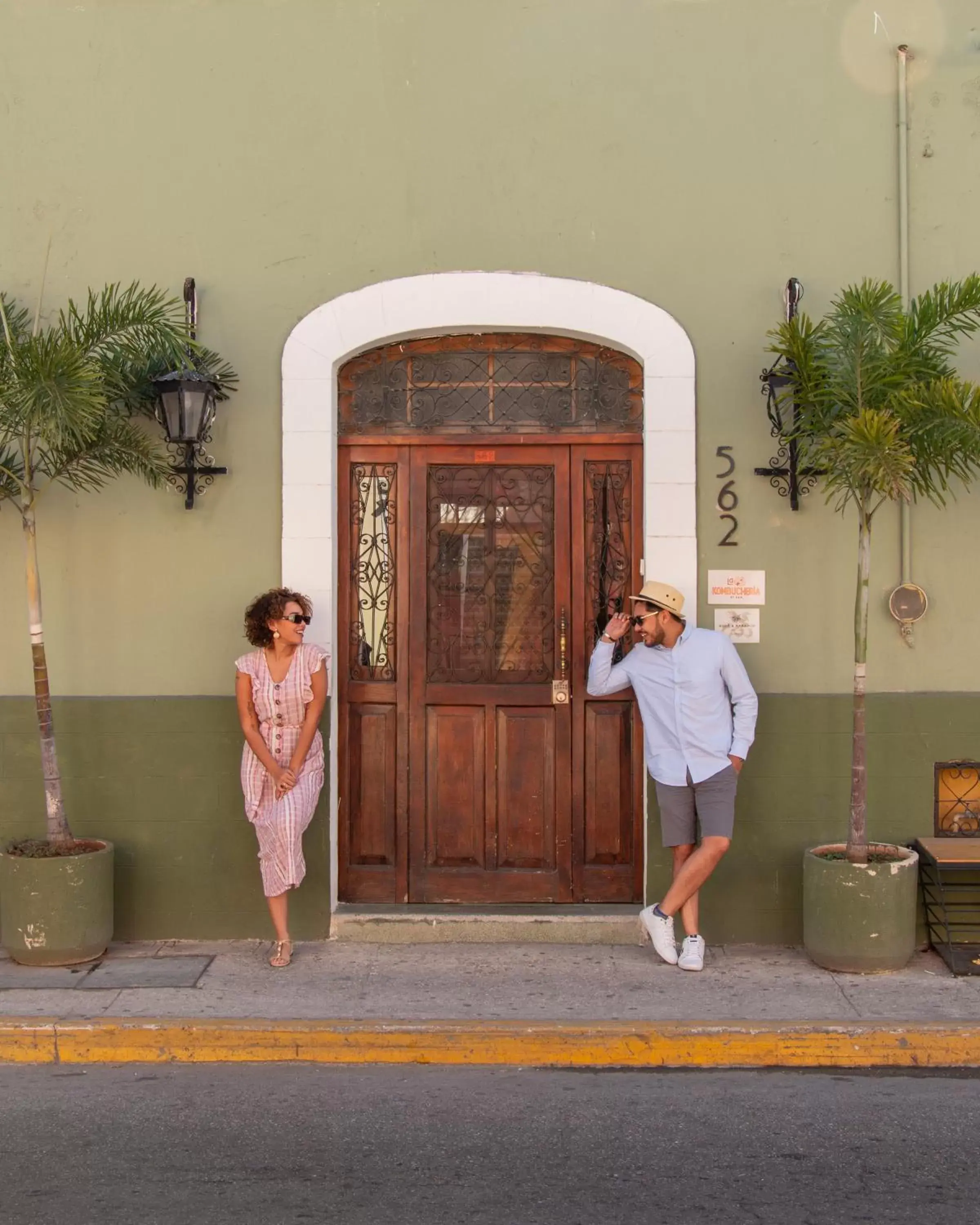 Facade/entrance in Kuka y Naranjo