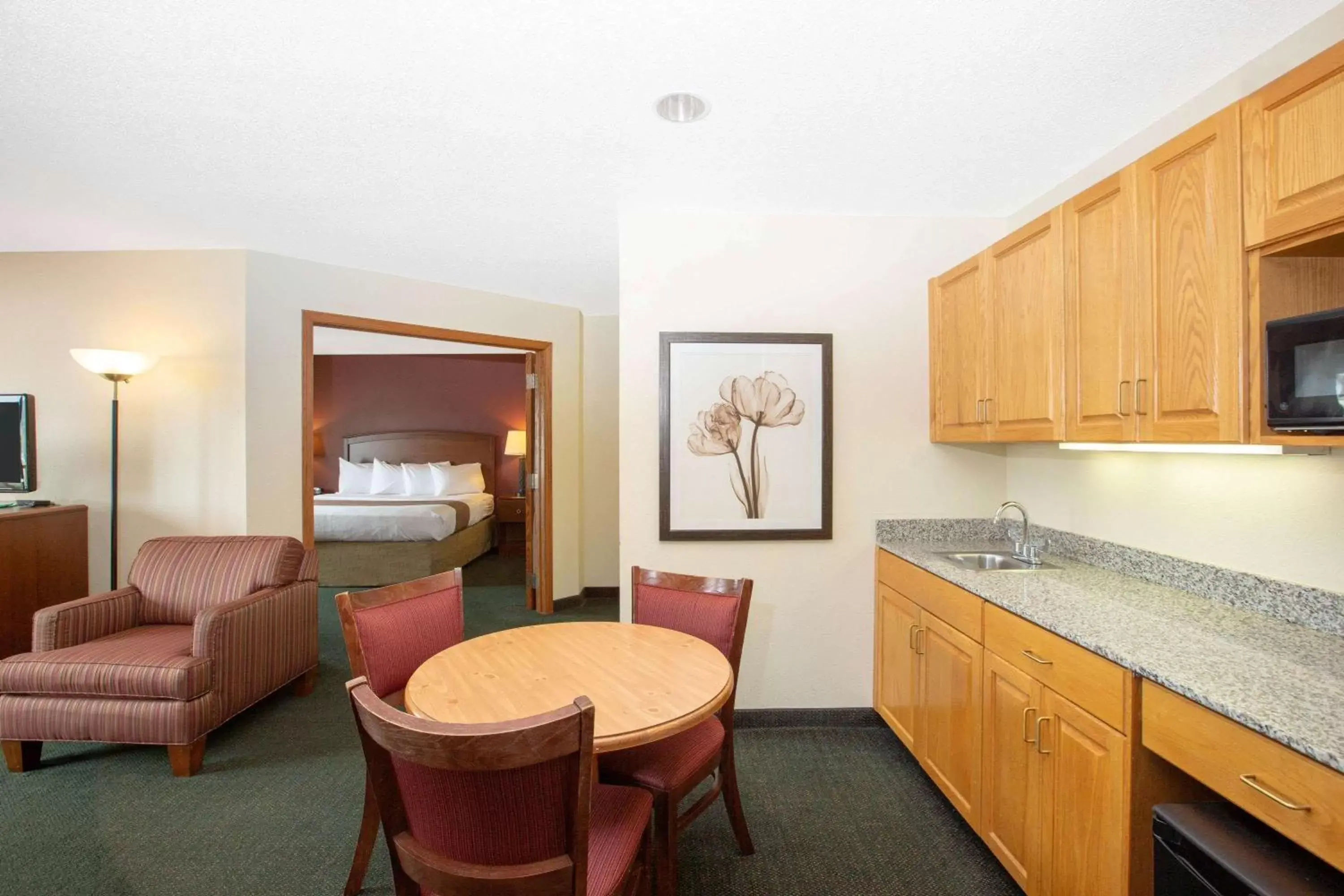 Photo of the whole room, Kitchen/Kitchenette in AmericInn by Wyndham Kearney