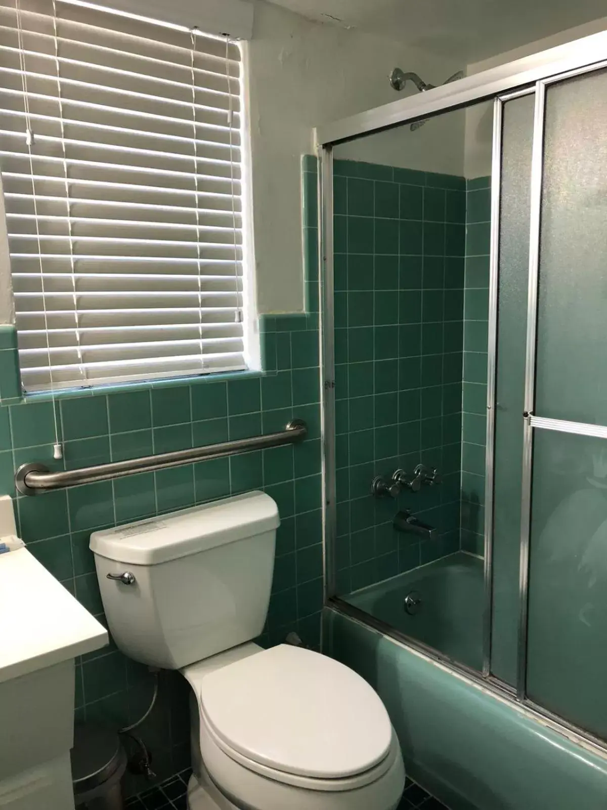 Bathroom in May-Dee Suites in Florida