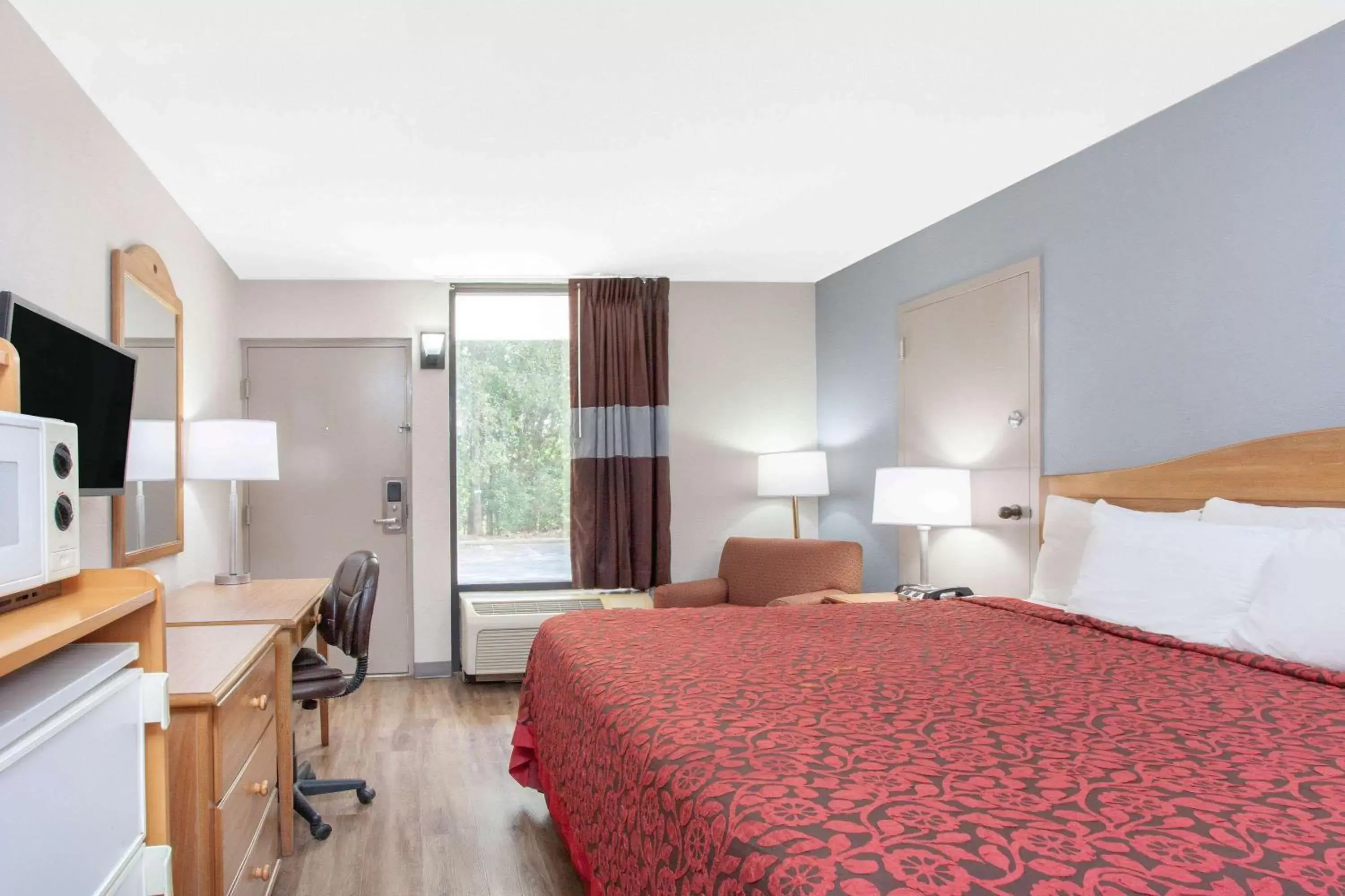 Photo of the whole room, Bed in Days Inn by Wyndham Clinton - Laurens I-26 Photo of the whole room, Bed in Days Inn by Wyndham Clinton - Laurens I-26