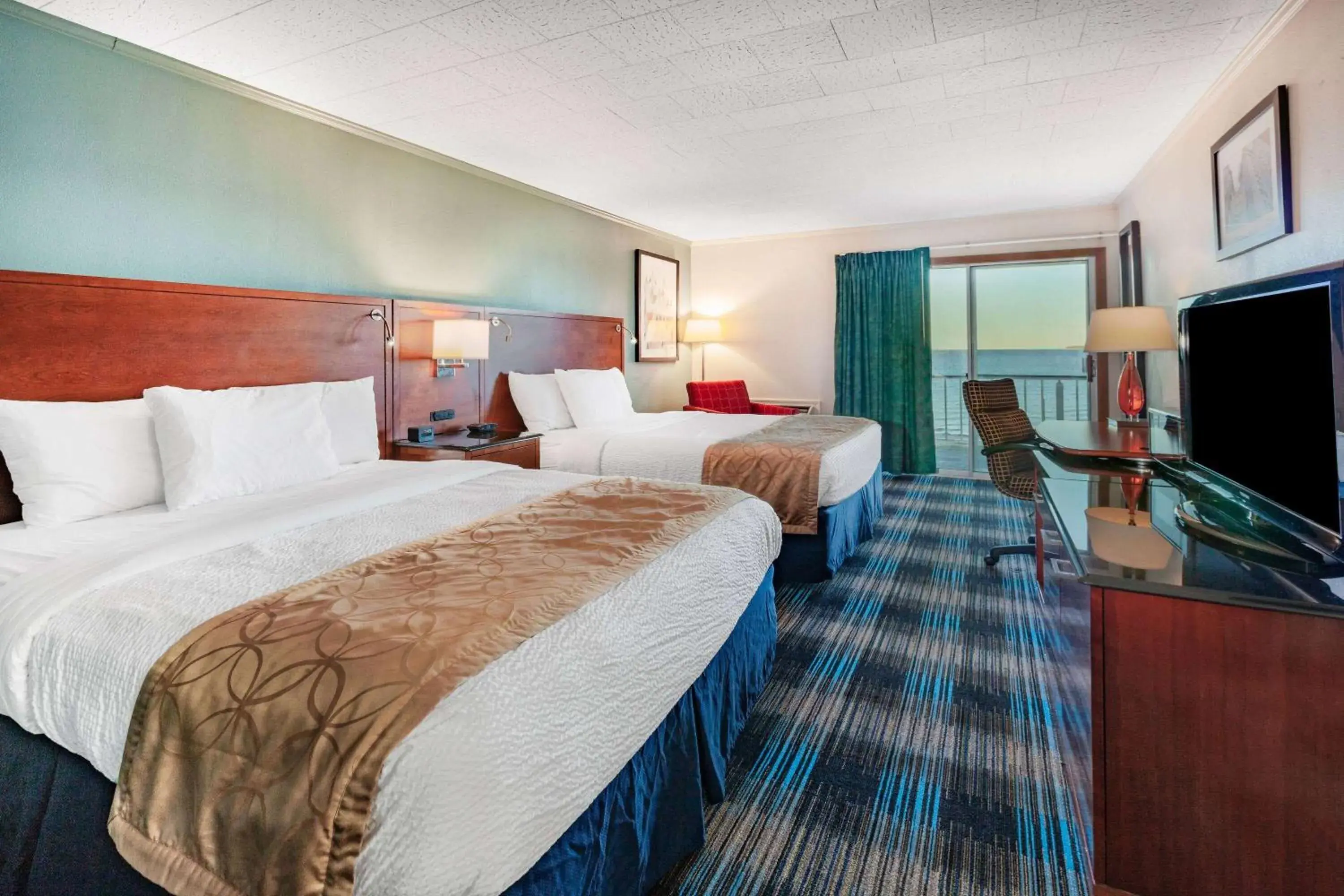 Bed in Days Inn & Suites by Wyndham St. Ignace Lakefront Bed in Days Inn & Suites by Wyndham St. Ignace Lakefront