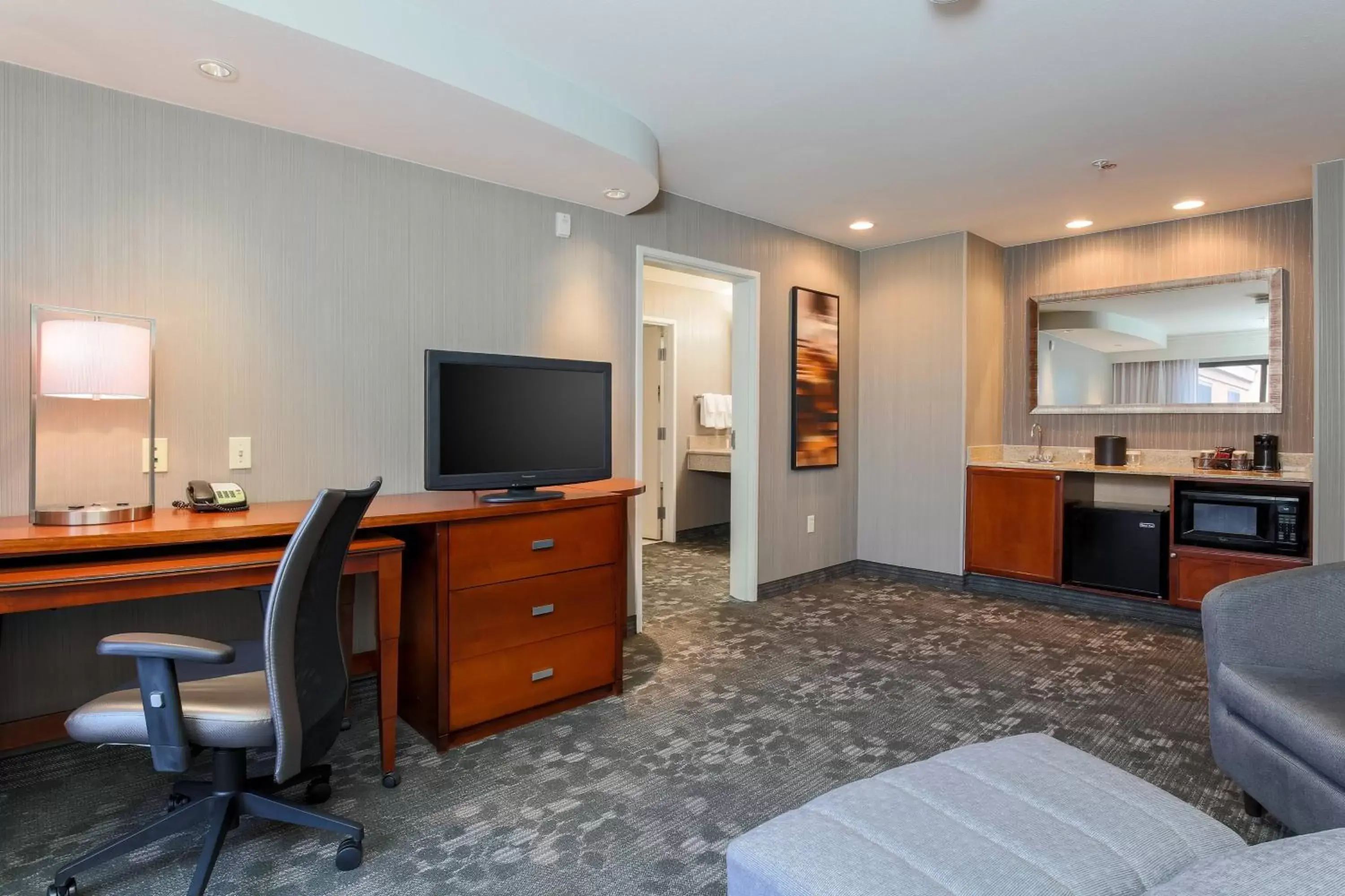 Living room, TV/Entertainment Center in Courtyard By Marriott Las Vegas Stadium Area