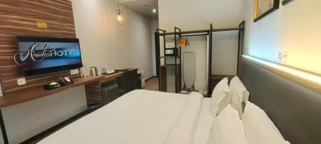 Bed, TV/Entertainment Center in Asiatic Hotel