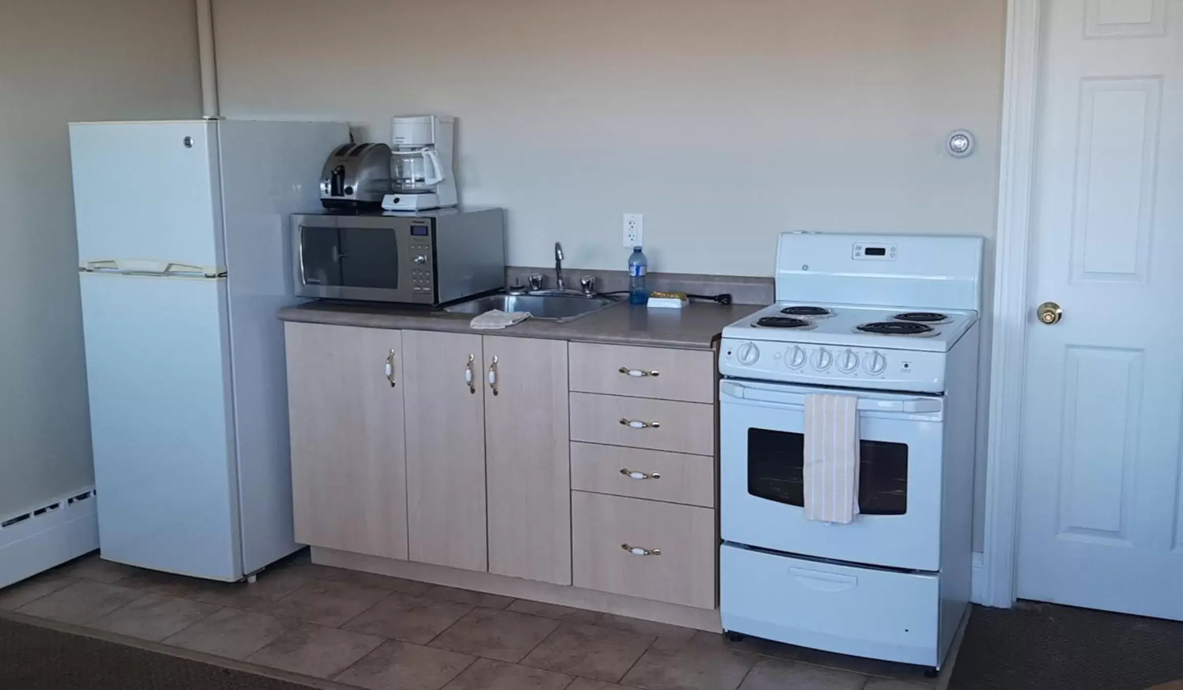 Kitchen or kitchenette, Kitchen/Kitchenette in Fundy Line Motel